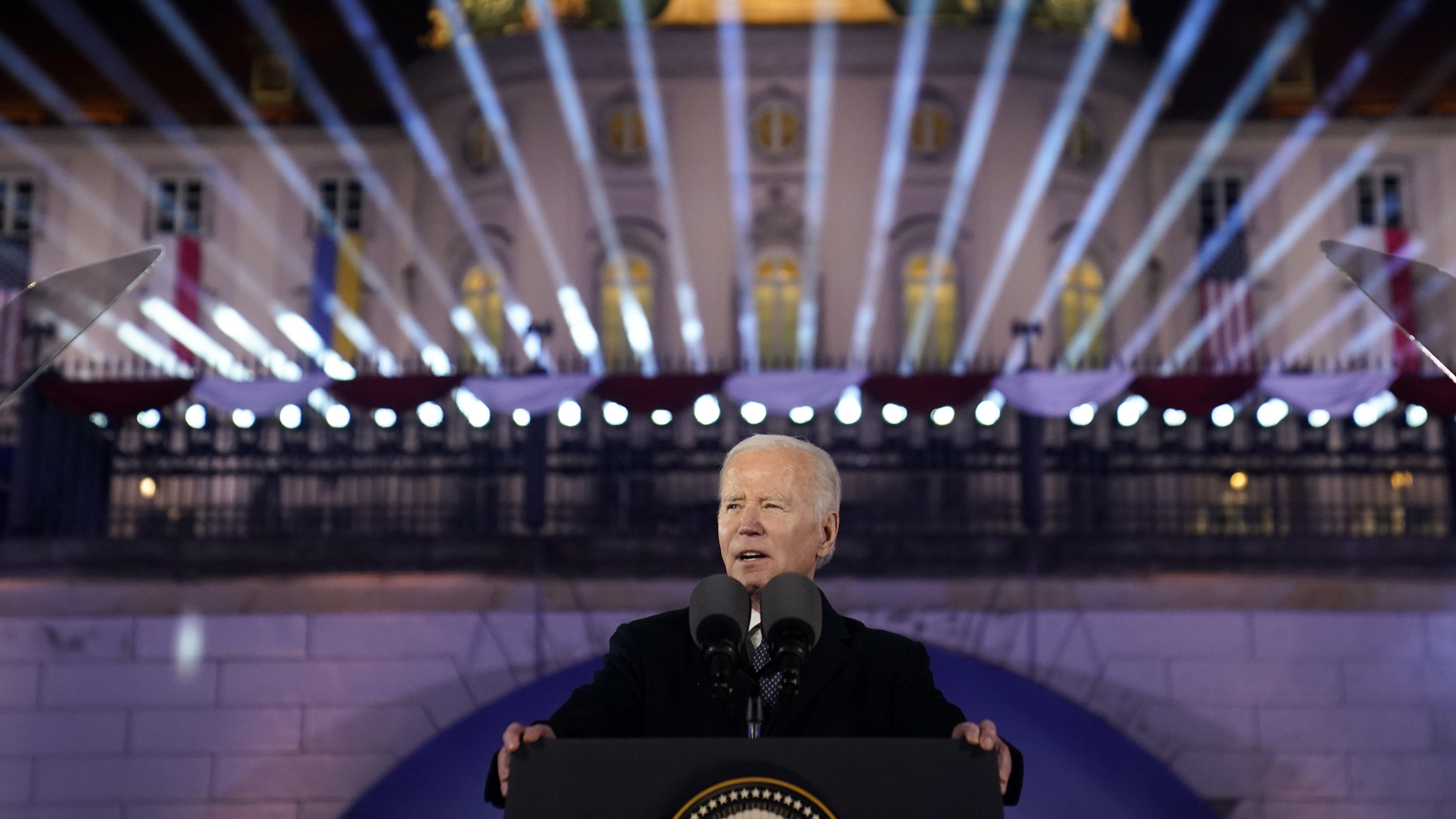 El presidente Joe Biden pronuncia un discurso para conmemorar el primer aniversario de la invasión rusa de Ucrania, el martes 21 de febrero de 2023, en los Jardines del Castillo Real en Varsovia.