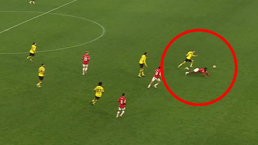 PSV's Isaac Babadi slips gifting Dortmund's Marco Reus a chance to score.