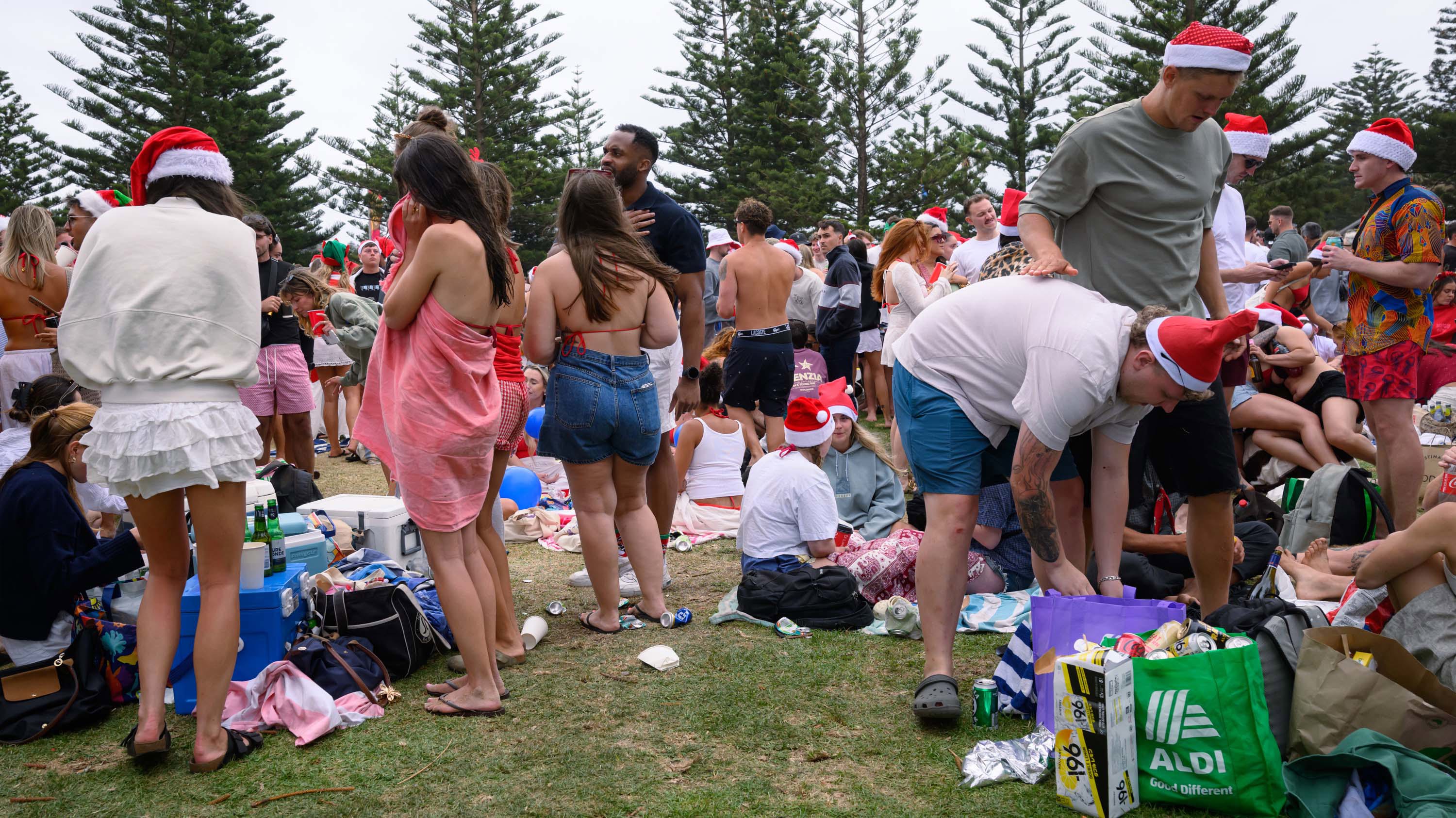 Workers remove 20 tonnes of rubbish after massive Coogee Beach party