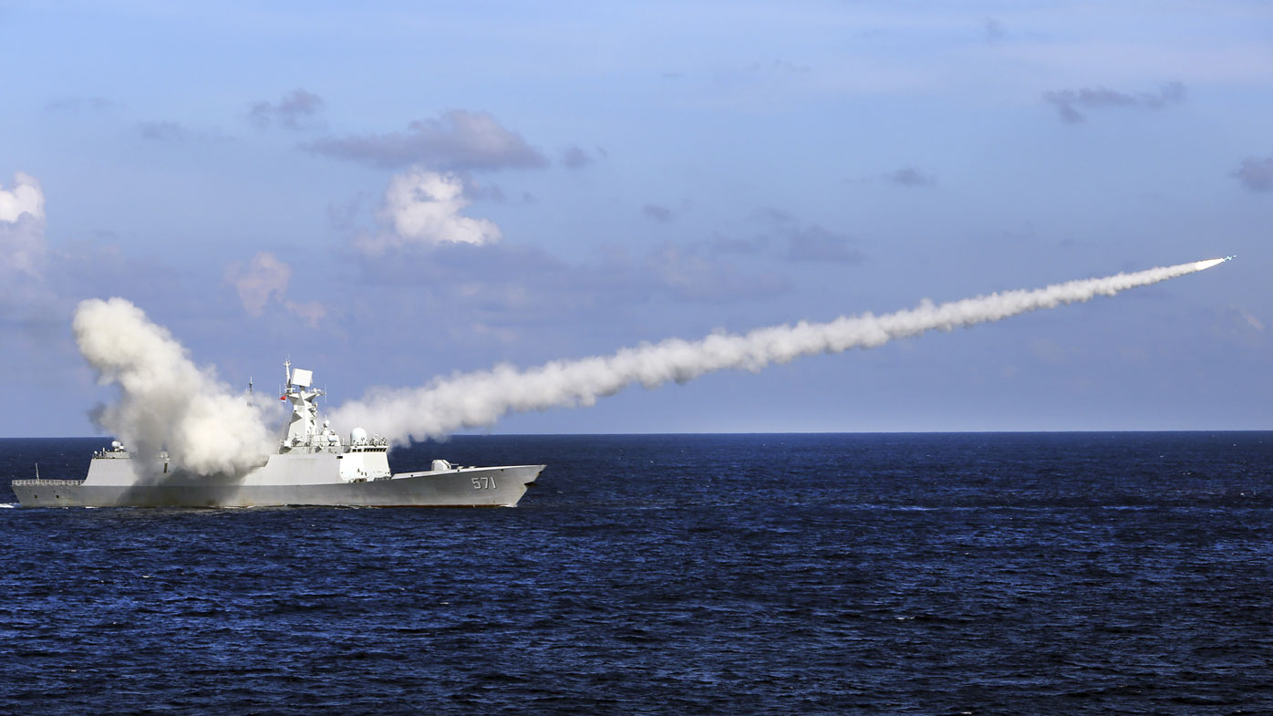 La fragata de misiles china Yuncheng lanza un misil antibuque durante un ejercicio militar en las aguas cercanas a la isla de Hainan y las islas Paracel, en el sur de China.