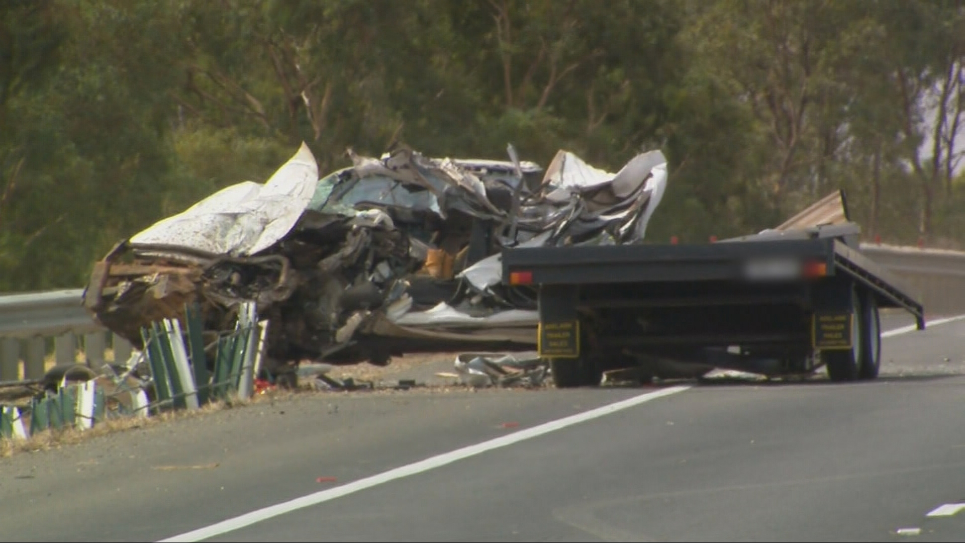 La superstrada è stata chiusa al traffico in direzione nord tra Angle Vale Road e Two Wells Road mentre gli investigatori di Major Crash hanno esaminato la scena, ma da allora è stata riaperta.