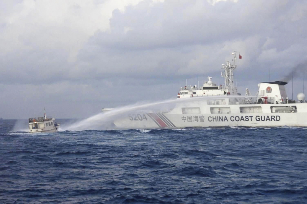 La guardia costera china ataca a los barcos de su vecino con cañones de agua