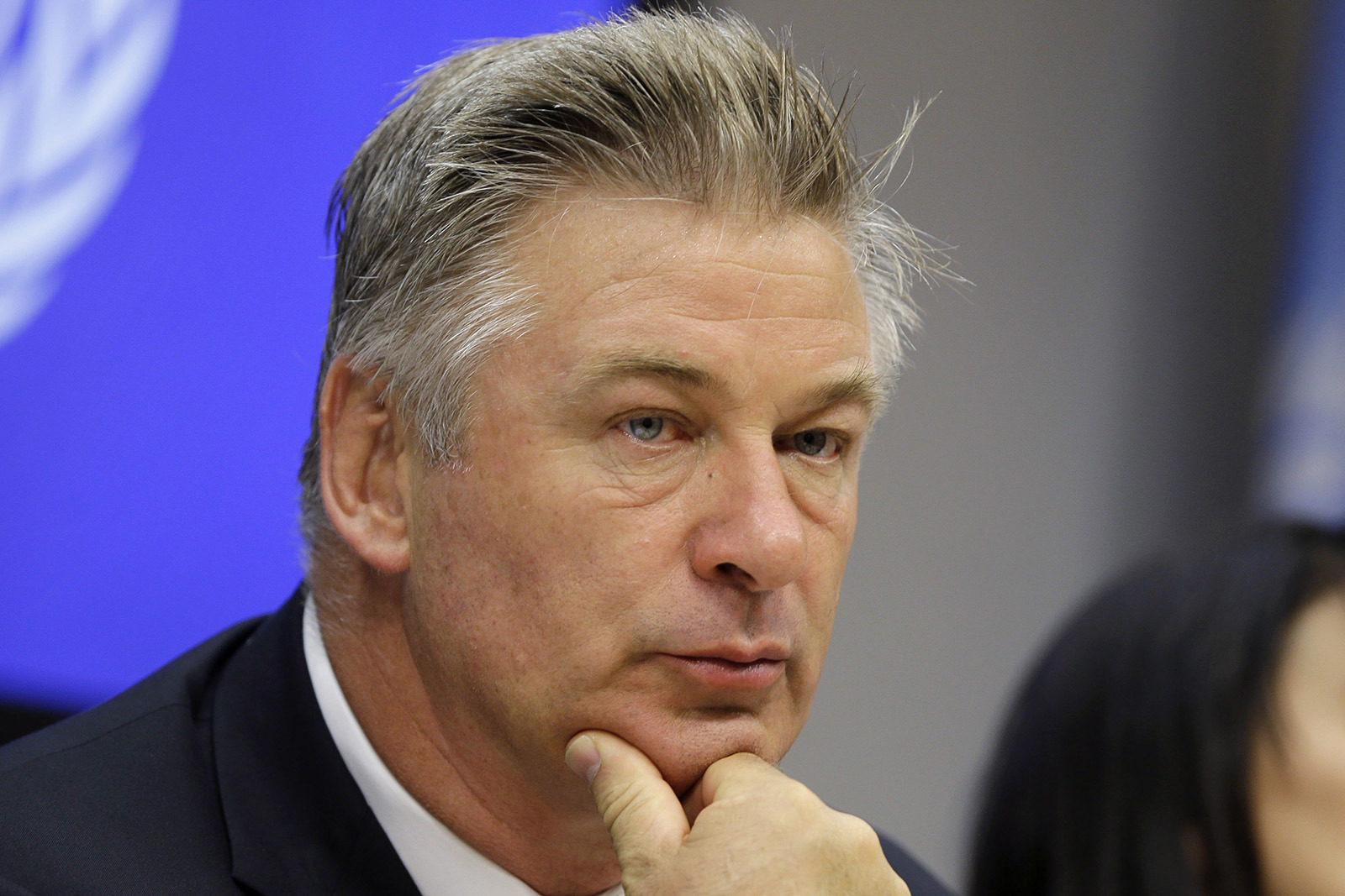 Alec Baldwin llega a la audiencia previa al juicio por el tiroteo fatal en una película