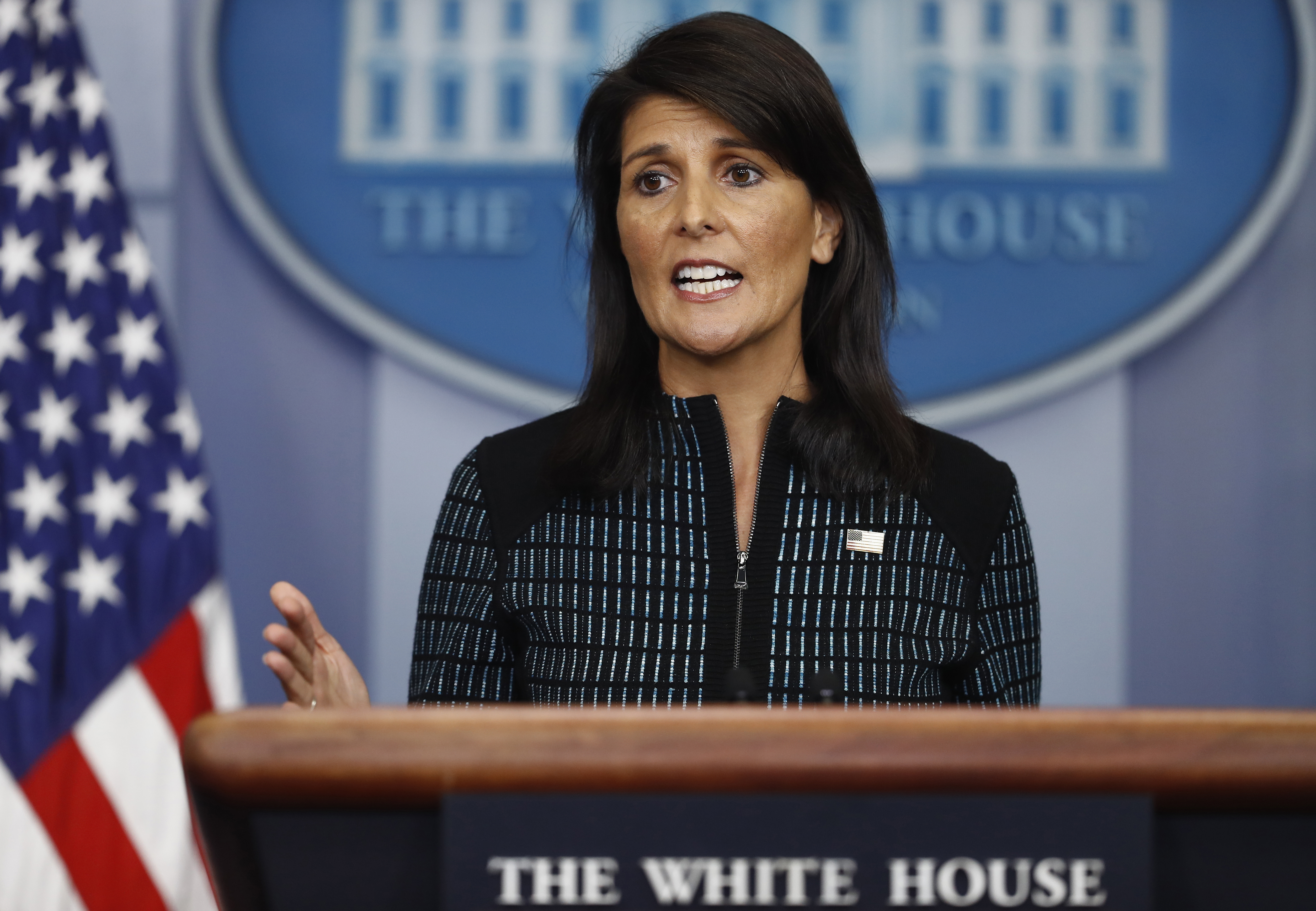 La embajadora de Estados Unidos ante las Naciones Unidas, Nikki Haley, habla durante una rueda de prensa en la Casa Blanca, en Washington, el 15 de septiembre de 2017. 