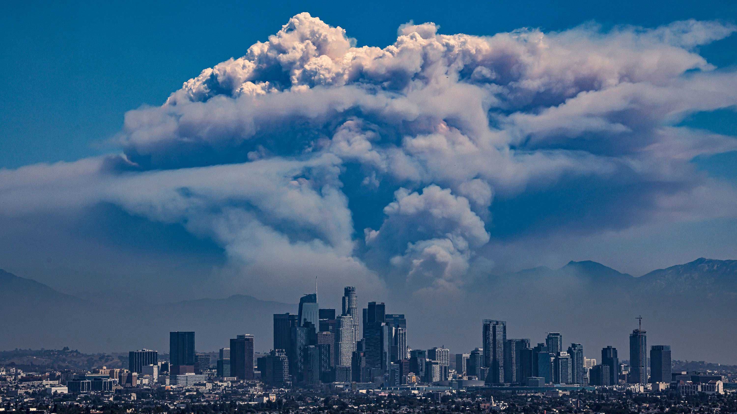 Una nube pirocúmulo gigante se forma sobre el incendio Bridge, que este año arde en las montañas de San Gabriel, detrás del centro de Los Ángeles.