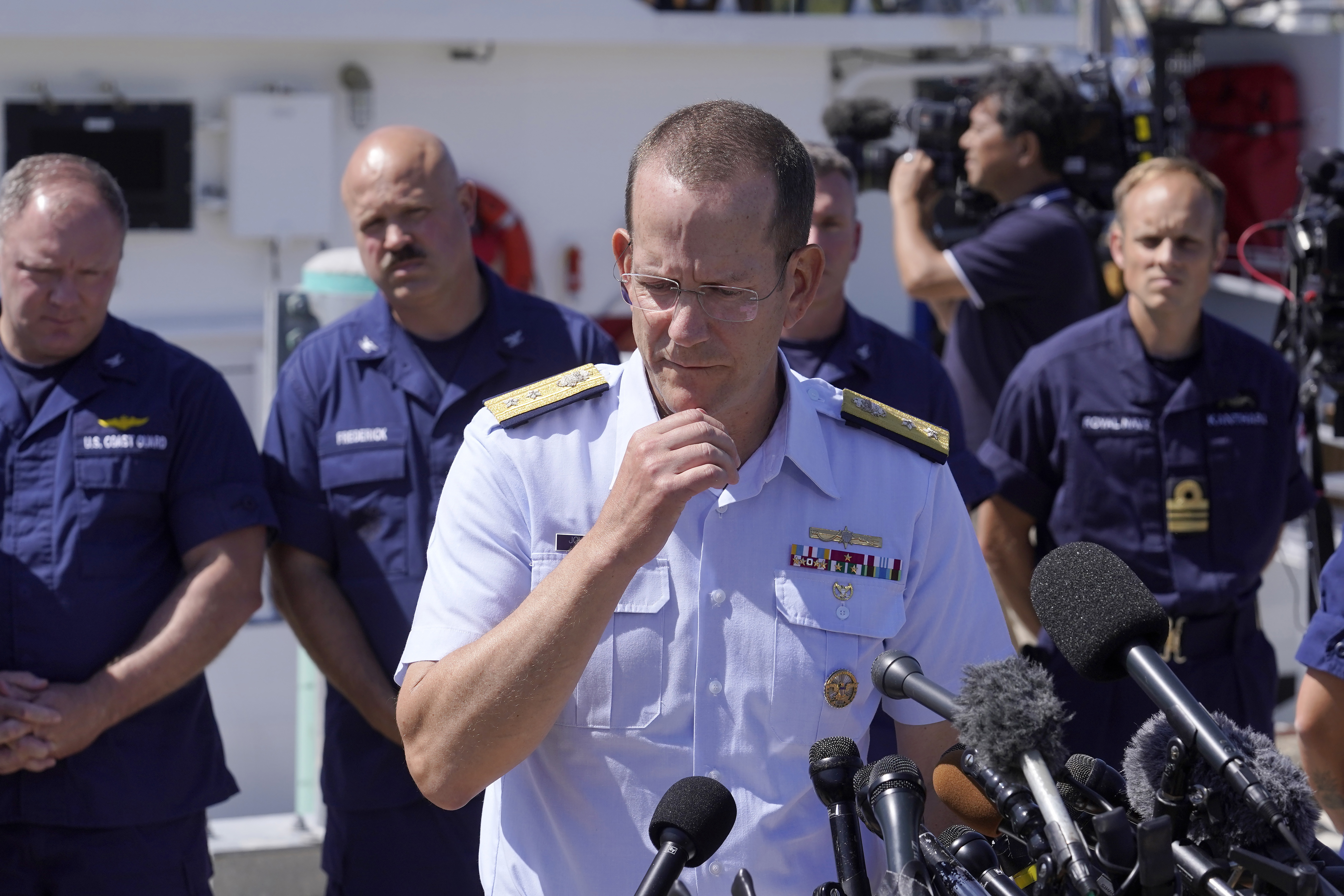 El Contralmirante de la Guardia Costera de EE. UU. John Mauger, comandante del Primer Distrito de la Guardia Costera, habla con los medios de comunicación el jueves 22 de junio de 2023 en la Base de la Guardia Costera de Boston, en Boston.