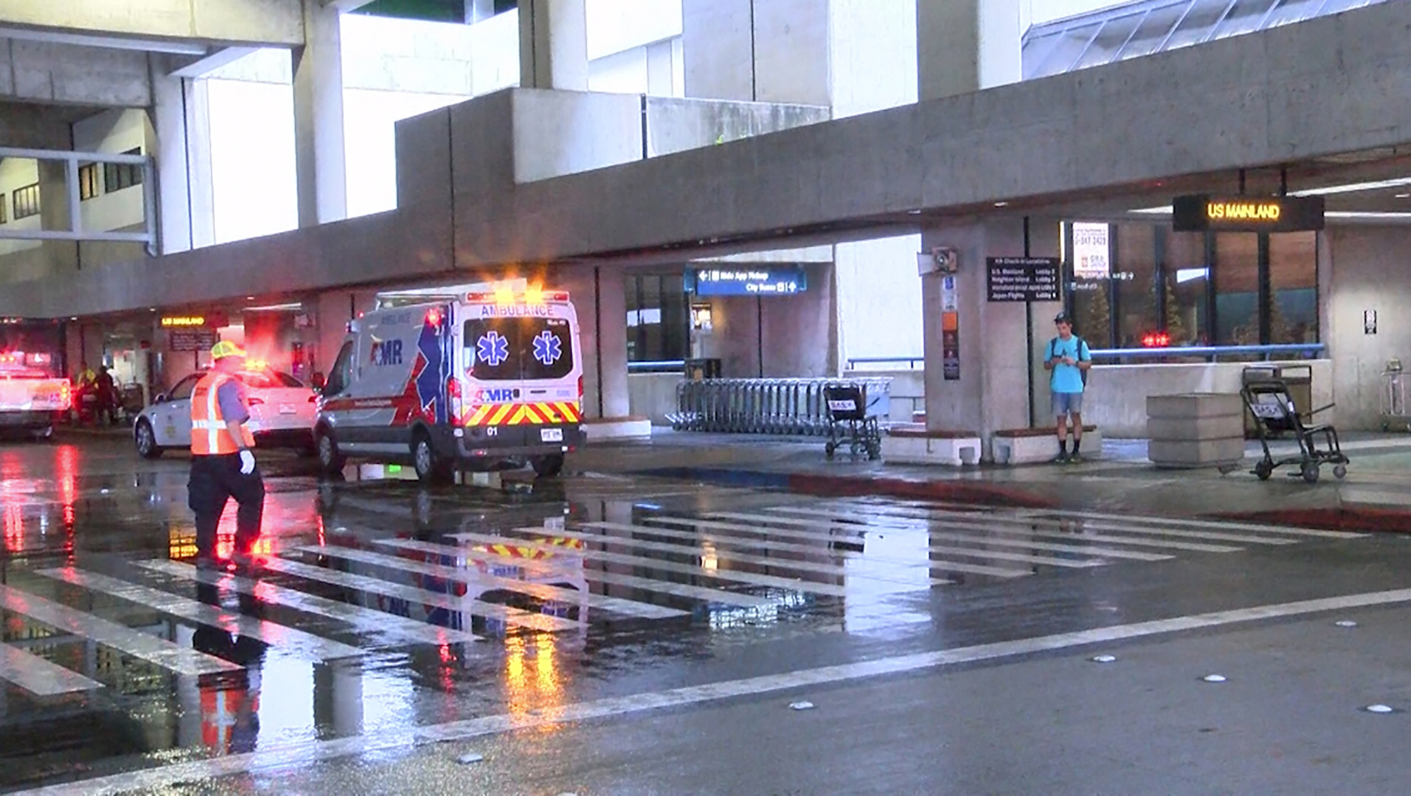 Tiffany caminaba de regreso a su asiento en el avión cuando una turbulencia la arrojó al techo.