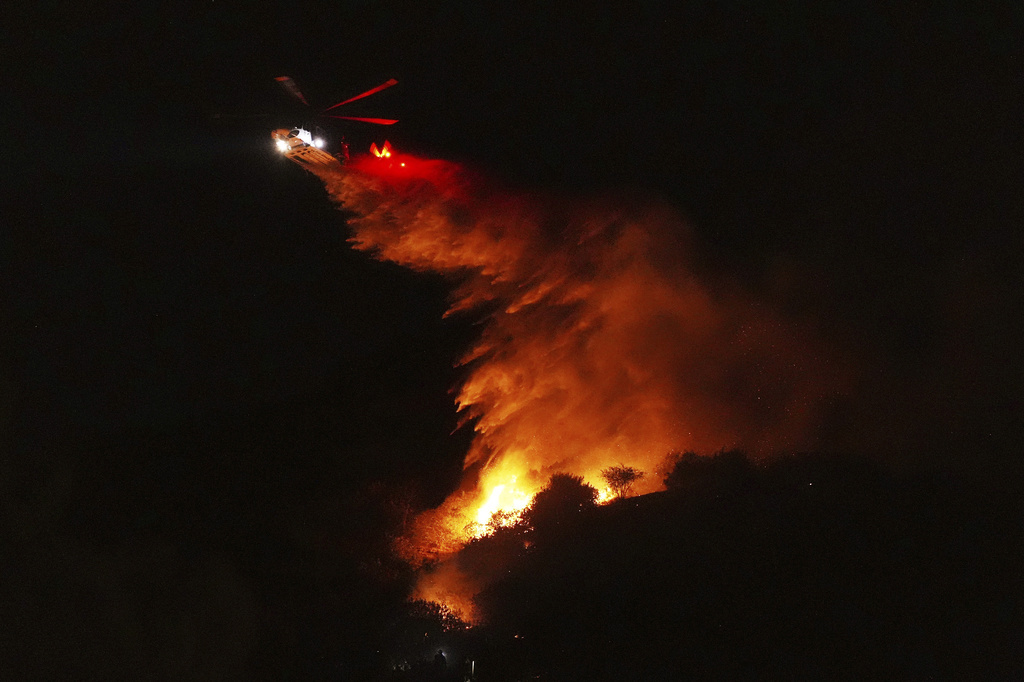 Progreso realizado en llamas al norte de Los Ángeles, nuevas incendios en el sur de California