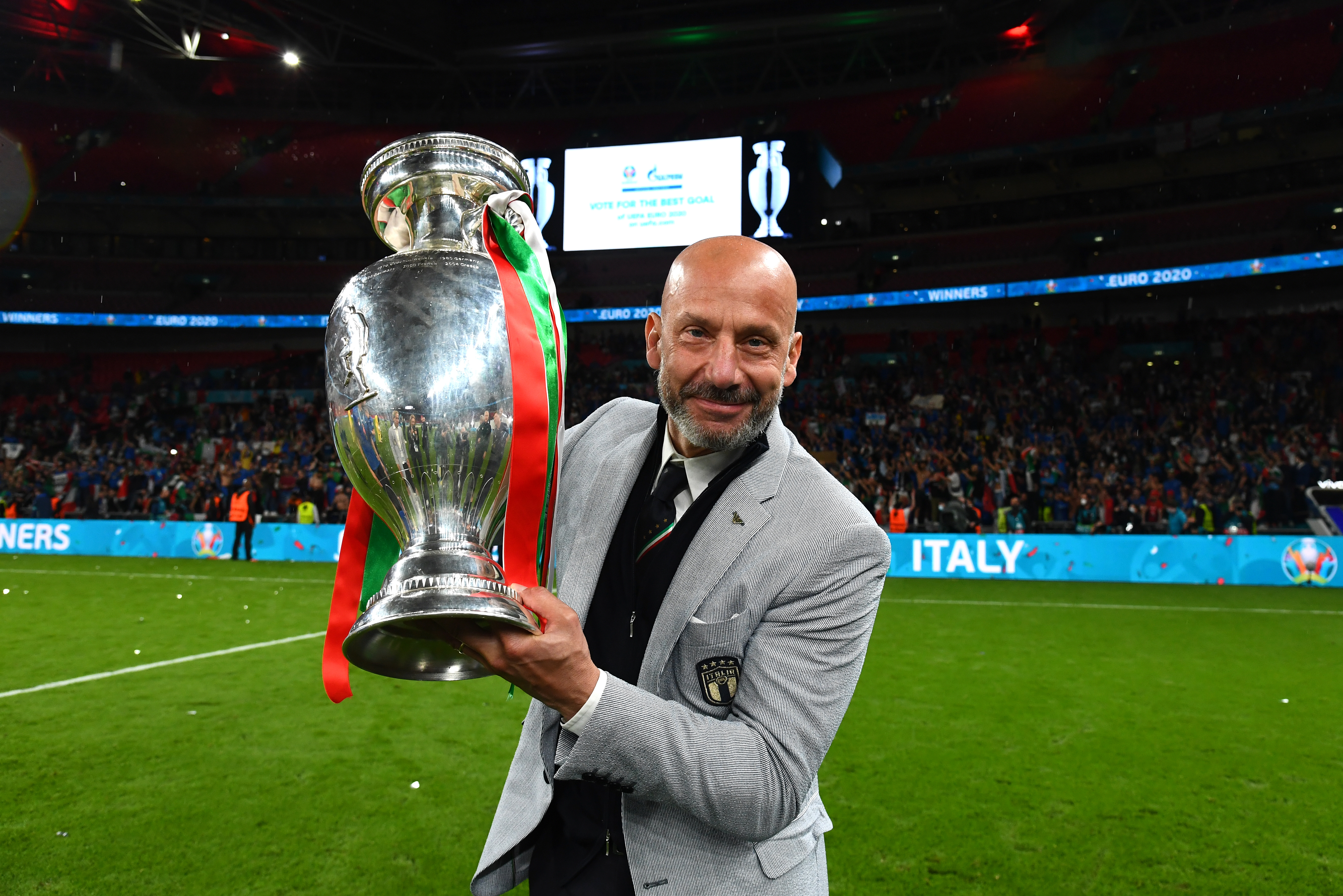 LONDON, ENGLAND - JULY 11: Gianluca Vialli, Delegation Chief of Italy celebrates with The Henri Delaunay Trophy following his team's victory in the UEFA Euro 2020 Championship Final between Italy and England at Wembley Stadium on July 11, 2021 in London, England. (Photo by Claudio Villa/Getty Images)