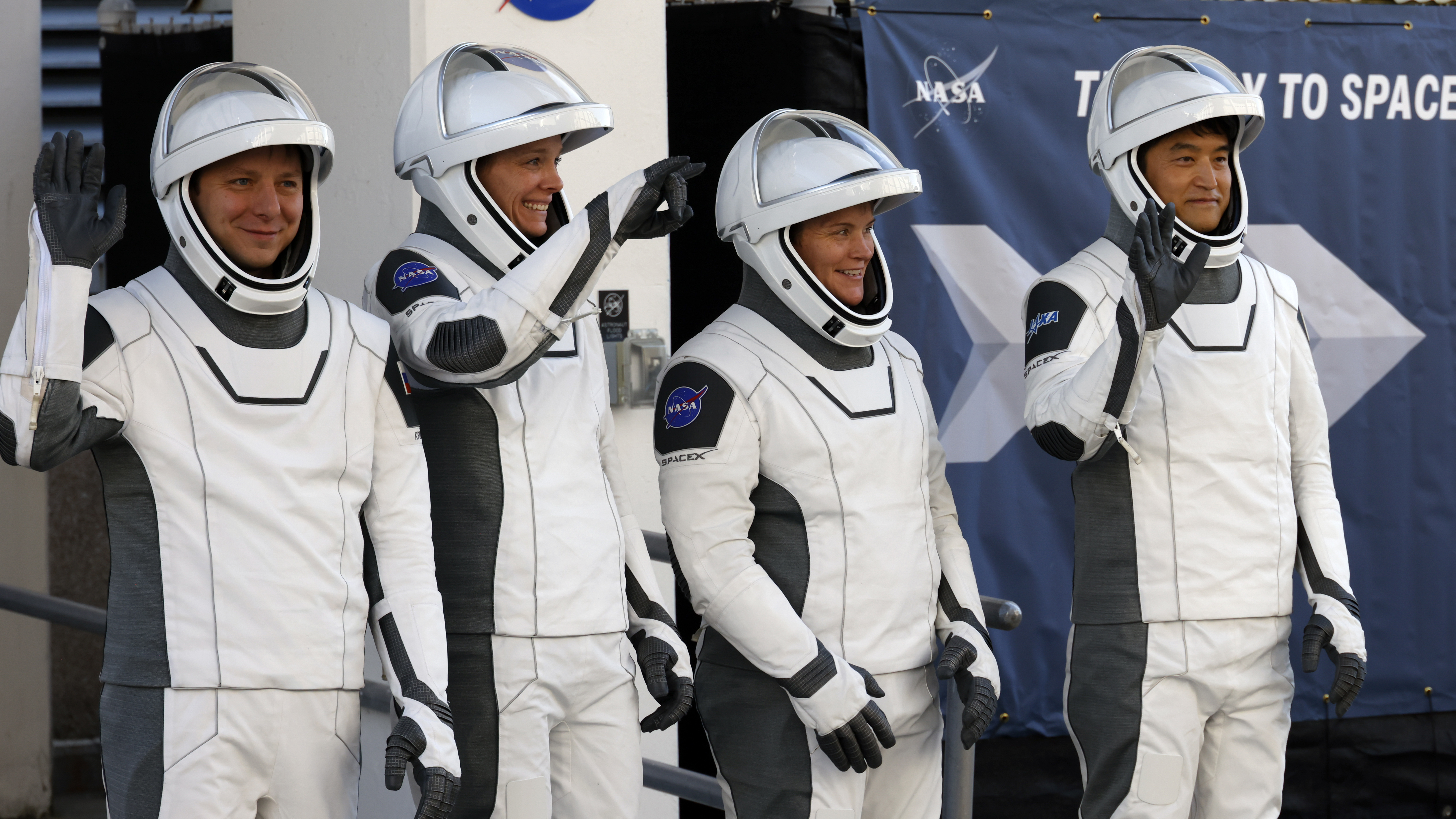 Cosmonaut Kirill Peskov, el astronauta Nichole Ayers, la astronauta Anne McClain y el astronauta de Jaxa Takuya Onishi.