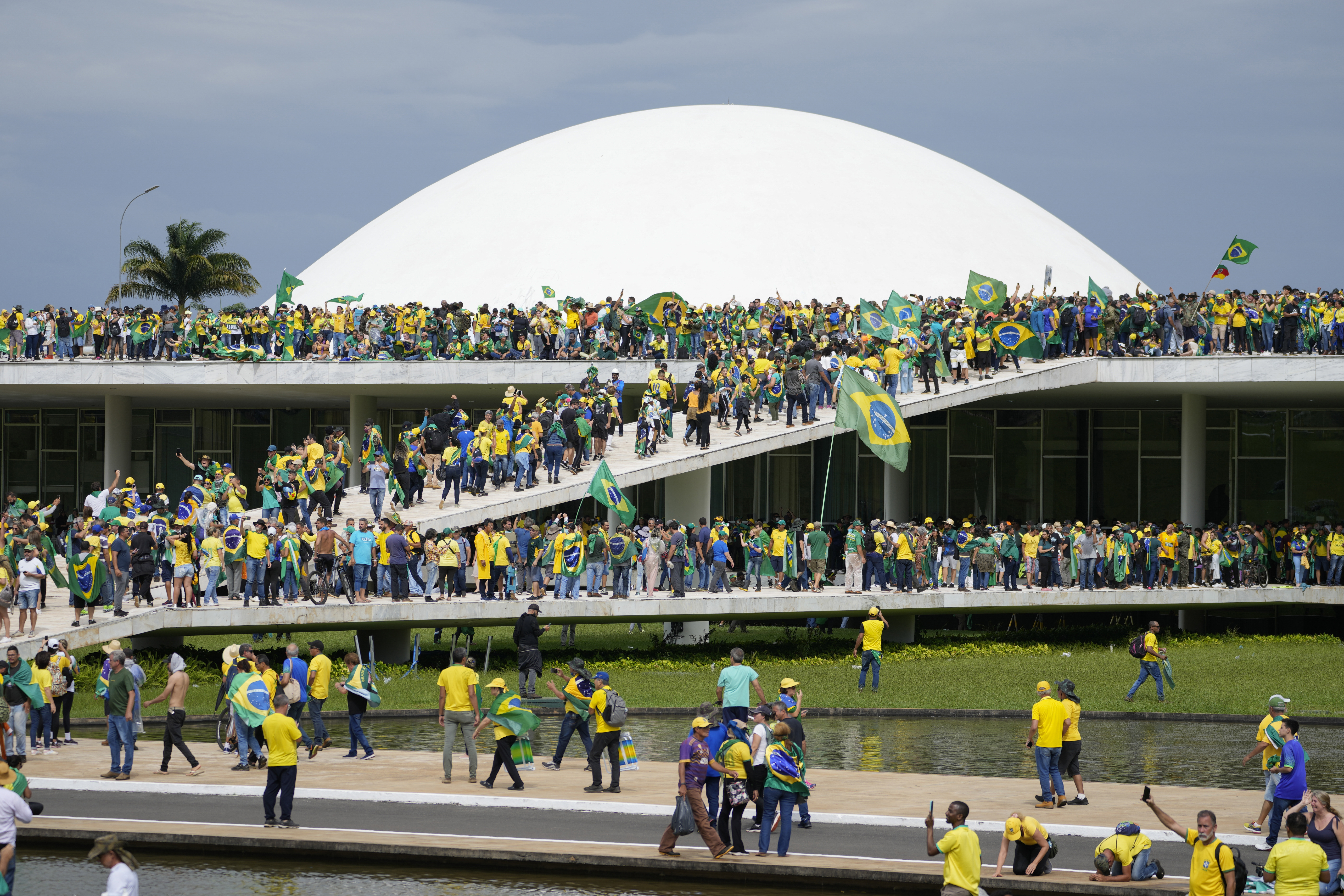 Bolsonaro firma autógrafos en Florida mientras los alborotadores asaltan el Congreso de Brasil