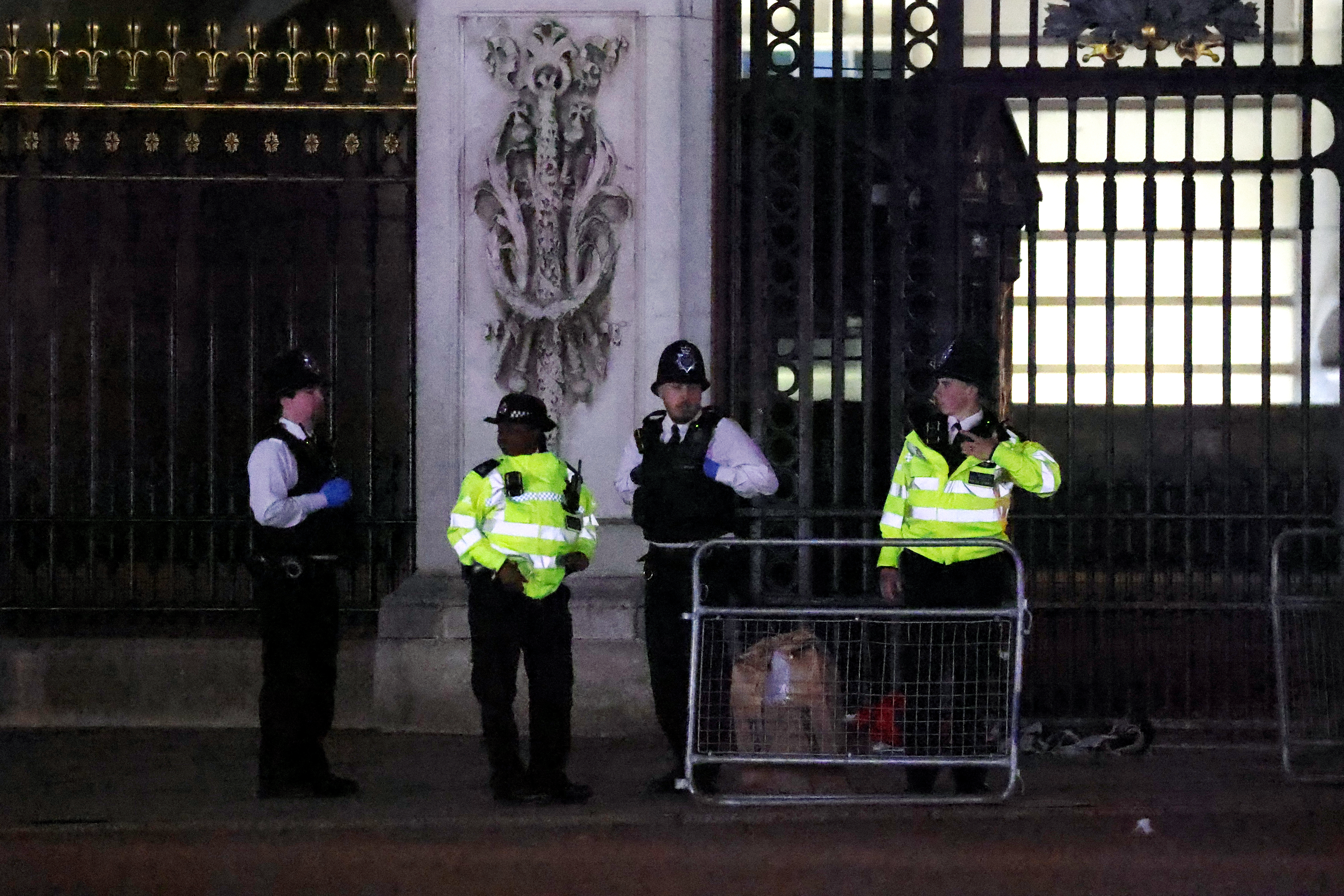 LONDON, ENGLAND - MAY 02: Police at the scene outside Buckingham Palace after a man was arrested and a subsequent controlled explosion was carried out on May 2, 2023 in London, England. A man was arrested on suspicion of possession of an offensive weapon and a controlled explosion was carried out outside Buckingham Palace the Metropolitan police have said. (Photo by Belinda Jiao/Getty Images)