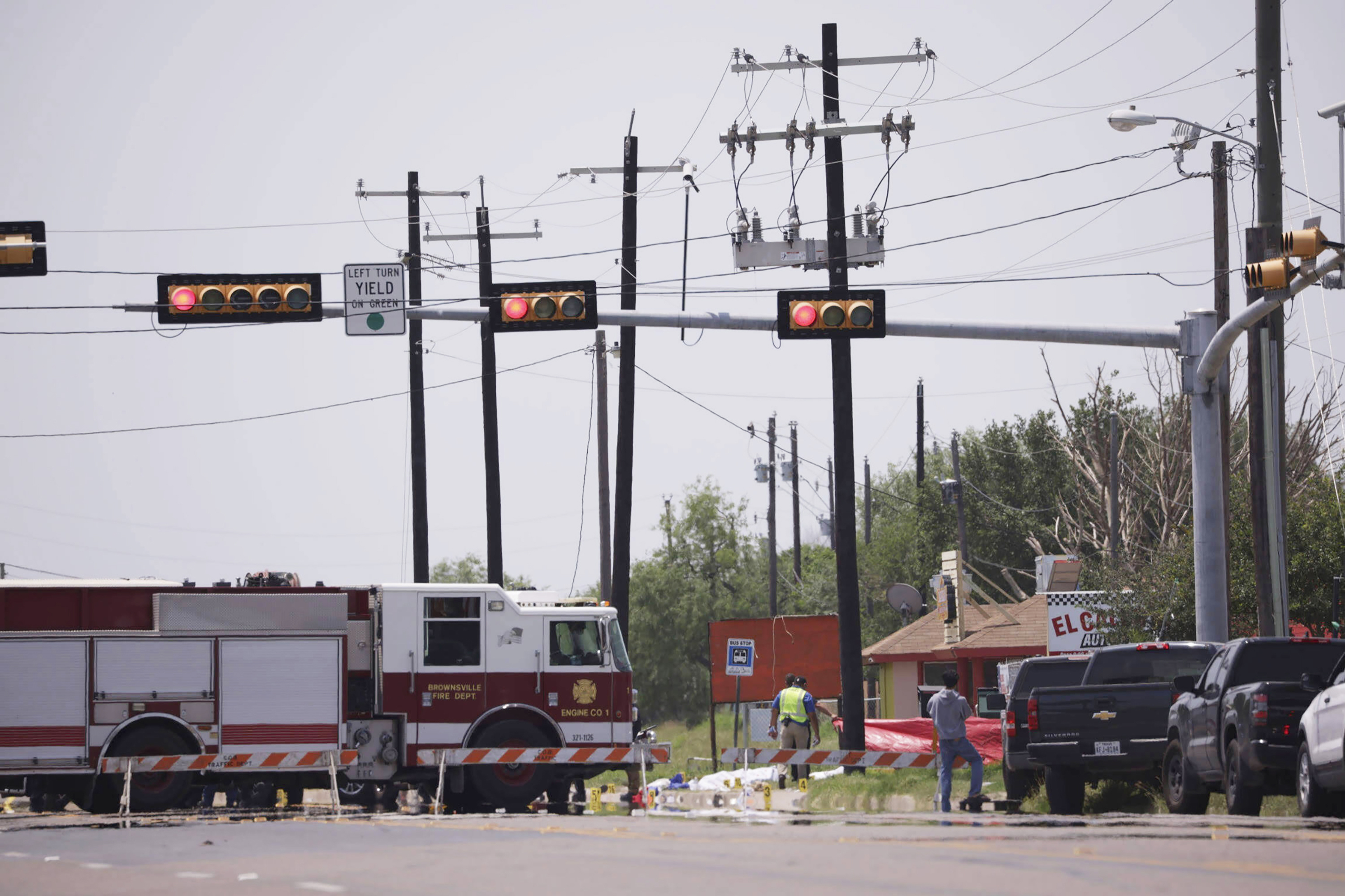 Siete personas mueren después de que un conductor atropella a una multitud en una parada de autobús en Texas