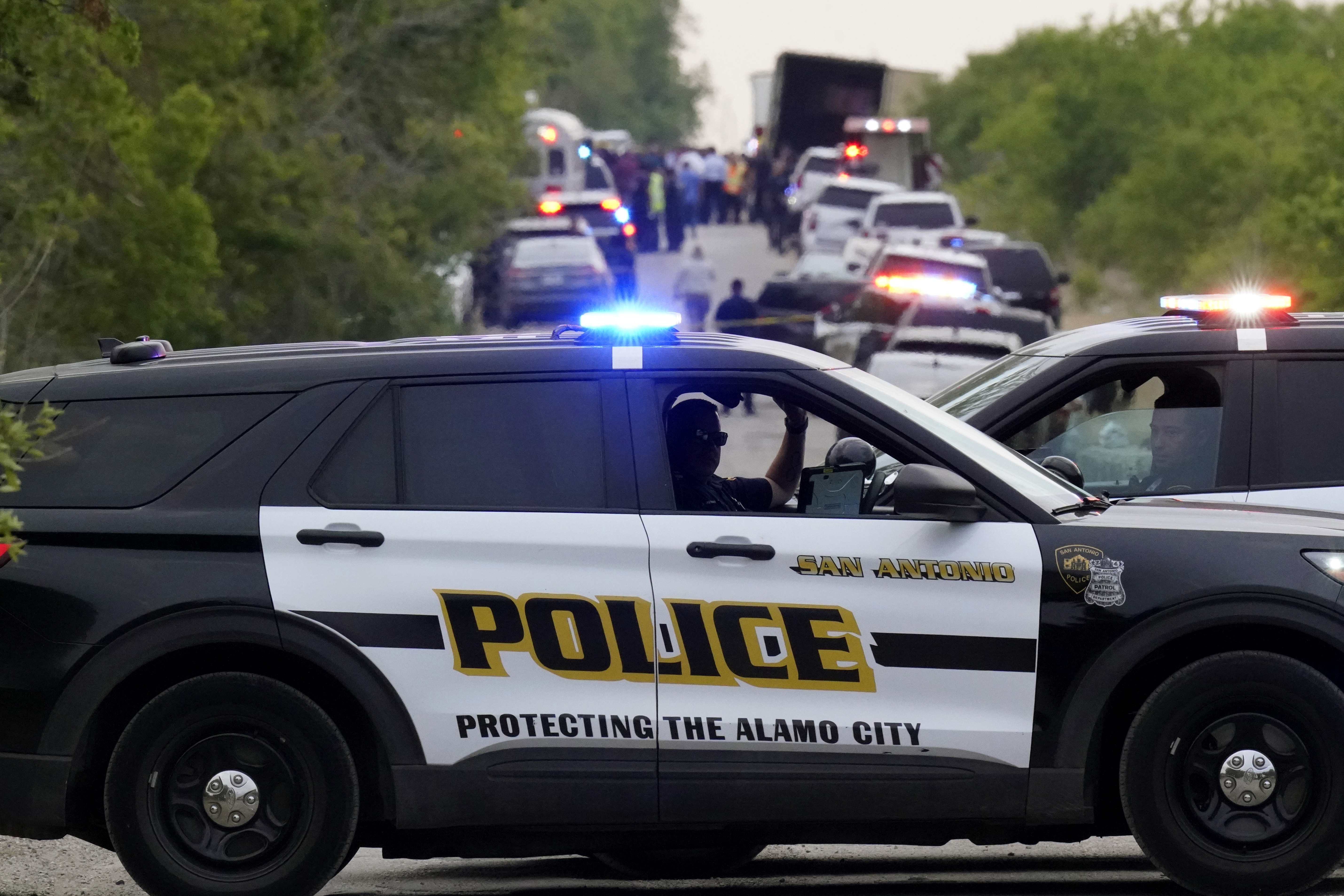 La policía bloquea la escena donde se descubrió un semirremolque con múltiples cadáveres en San Antonio.