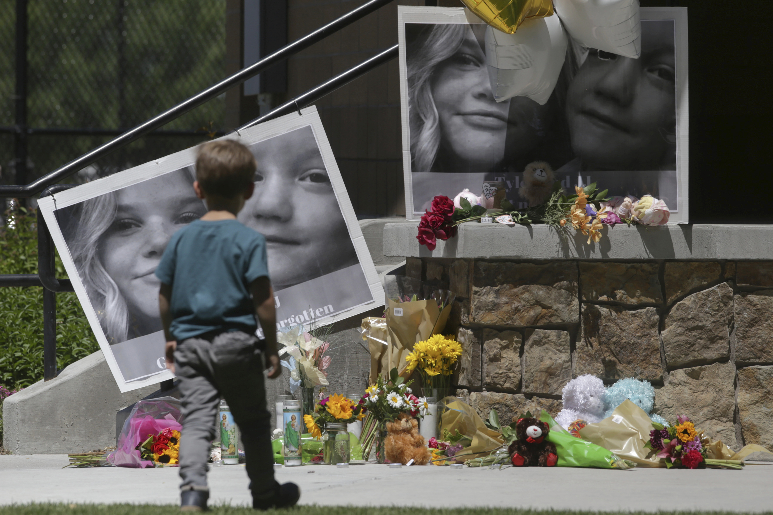 Los miembros del jurado ven fotos gráficas de niños asesinados en el juicio por asesinato de su madre