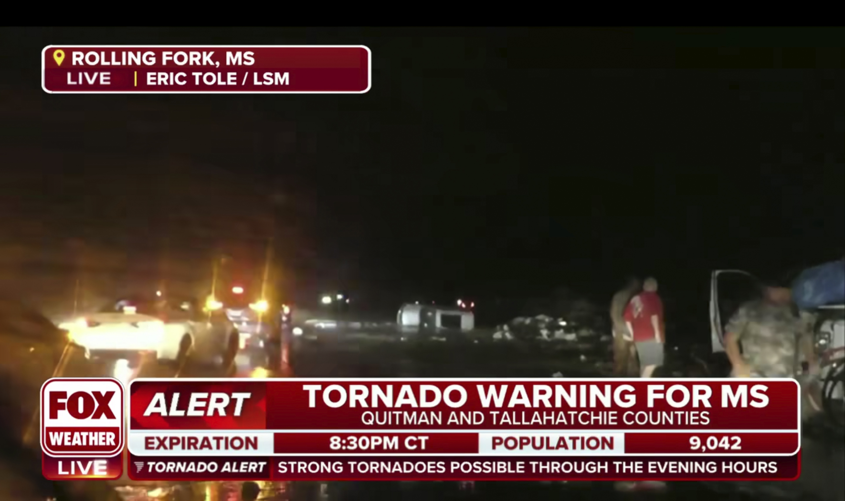Esta captura de pantalla de un video transmitido por Fox Weather muestra las consecuencias inmediatas del clima severo en Rolling Fork, Mississippi, el viernes 24 de marzo de 2023 por la noche.