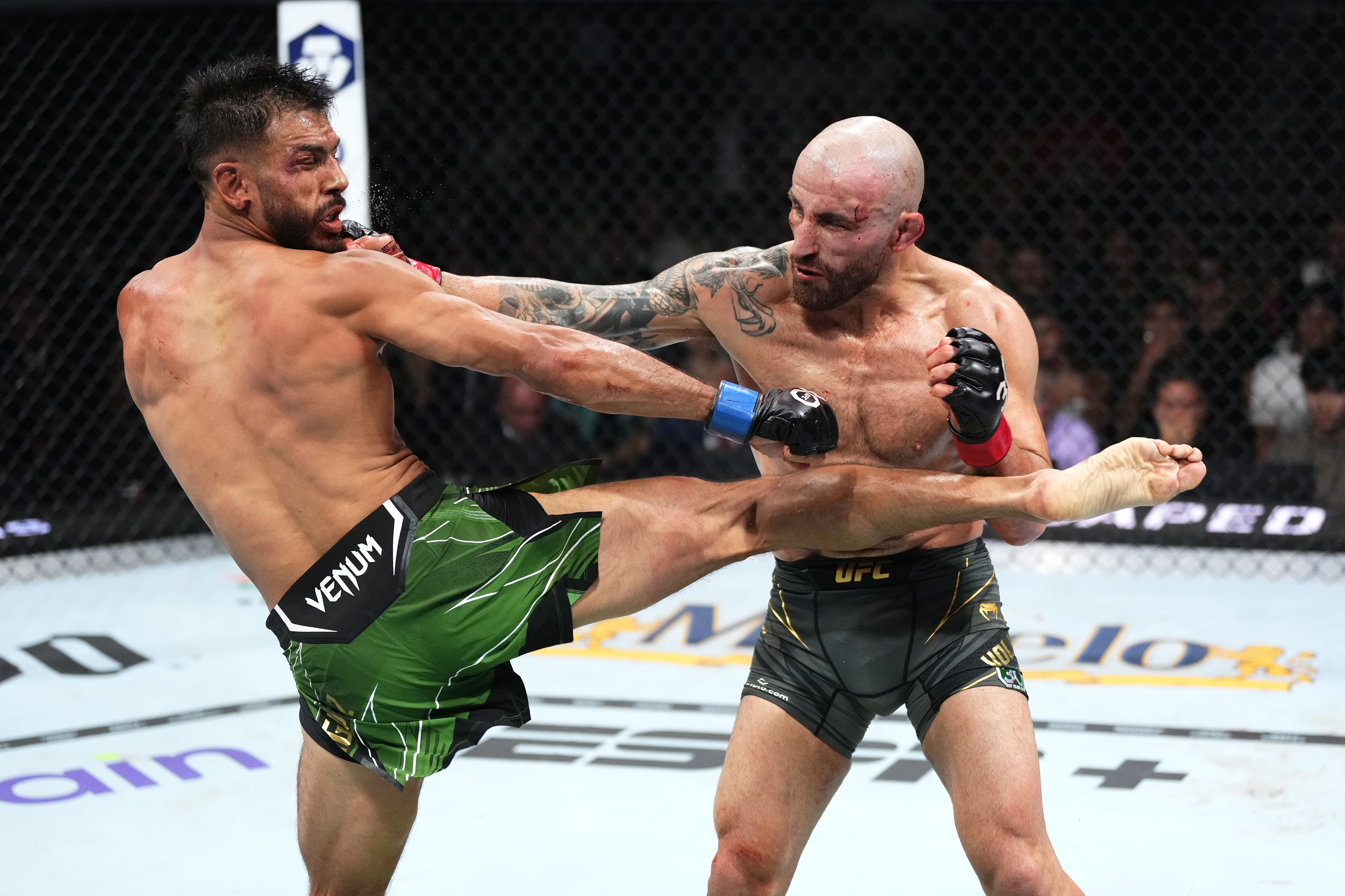 LAS VEGAS, NEVADA - JULY 08: (R-L) Alexander Volkanovski of Australia punches Yair Rodriguez of Mexico in the UFC featherweight championship fight during the UFC 290 event at T-Mobile Arena on July 08, 2023 in Las Vegas, Nevada. (Photo by Jeff Bottari/Zuffa LLC via Getty Images)