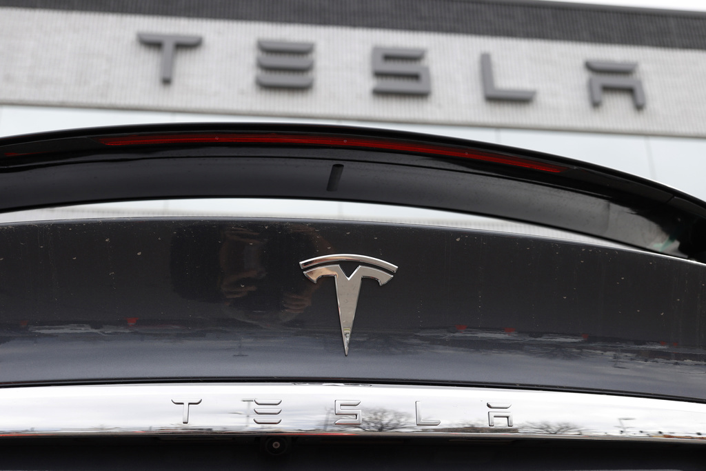 Tesla retira del mercado casi todos los vehículos vendidos en EE. UU. para reparar el sistema que monitorea a los conductores mediante el piloto automático