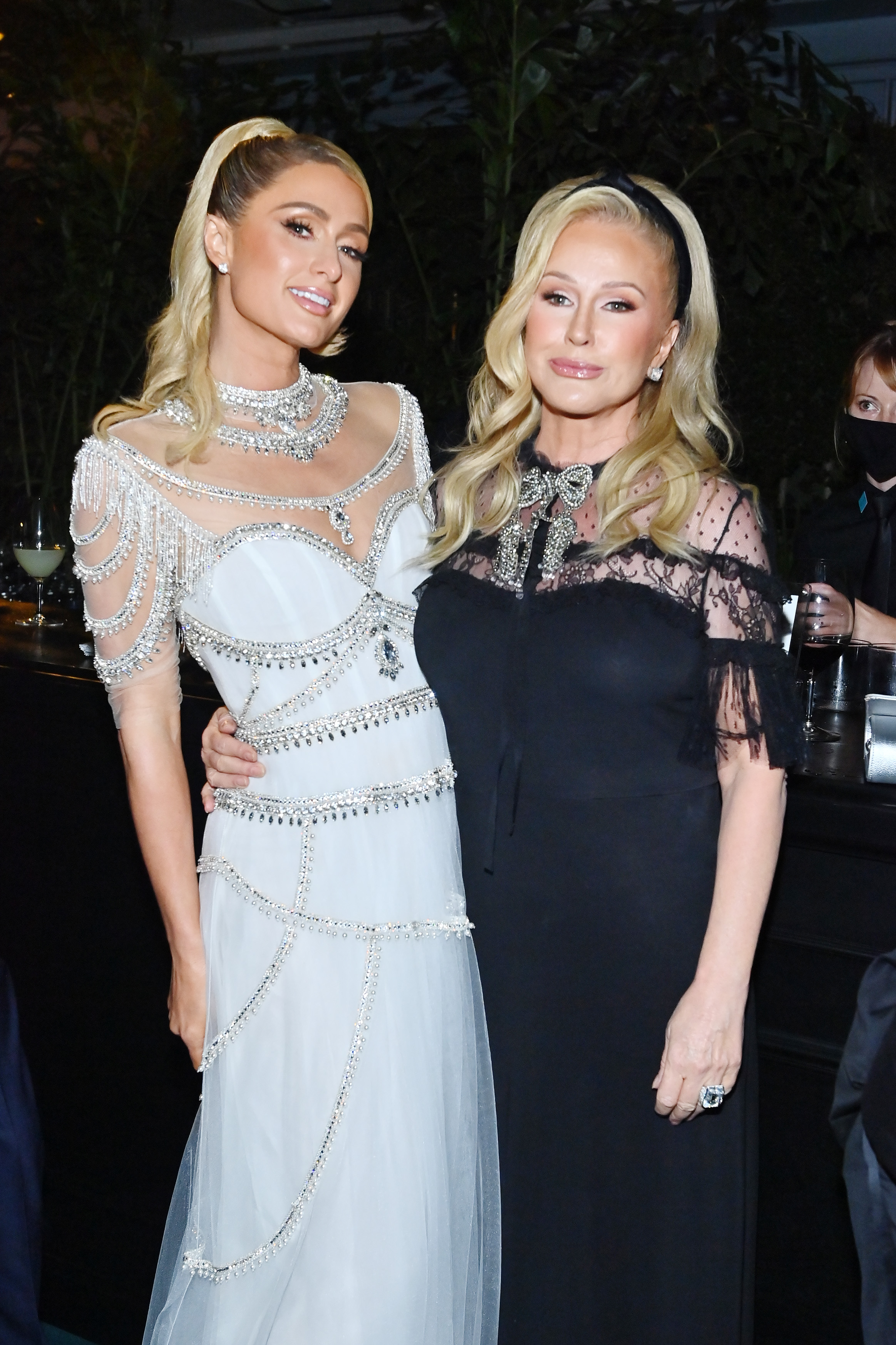 LOS ANGELES, CALIFORNIA - NOVEMBER 06: (L-R) Paris Hilton and Kathy Hilton attend the 10th Annual LACMA ART+FILM GALA honoring Amy Sherald, Kehinde Wiley, and Steven Spielberg presented by Gucci at Los Angeles County Museum of Art on November 06, 2021 in Los Angeles, California. 
