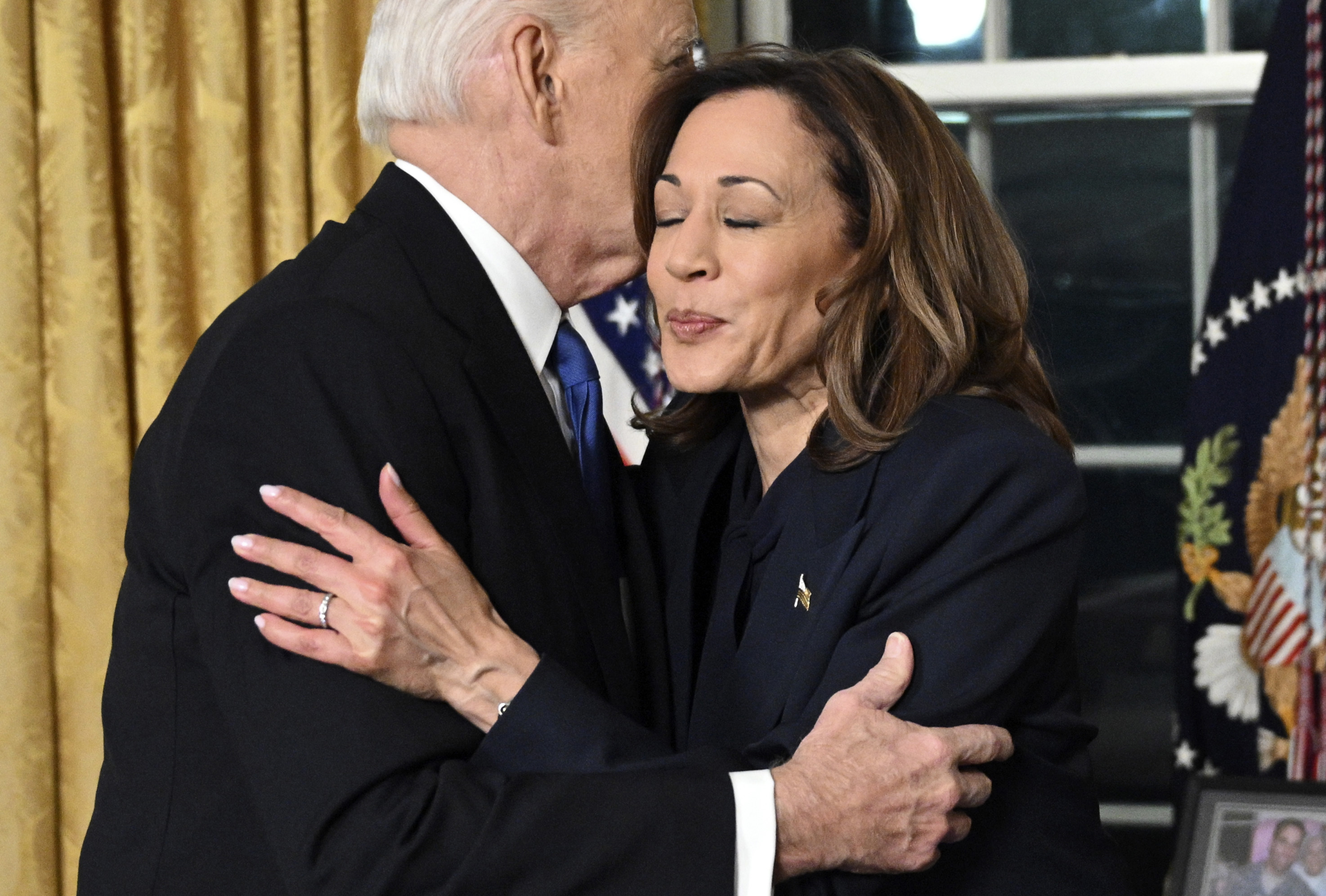 El presidente Joe Biden abraza a la vicepresidenta Kamala Harris después de pronunciar su discurso de despedida desde la Oficina Oval de la Casa Blanca el miércoles 15 de enero de 2025 en Washington. (Mandel Ngan/Pool vía AP)