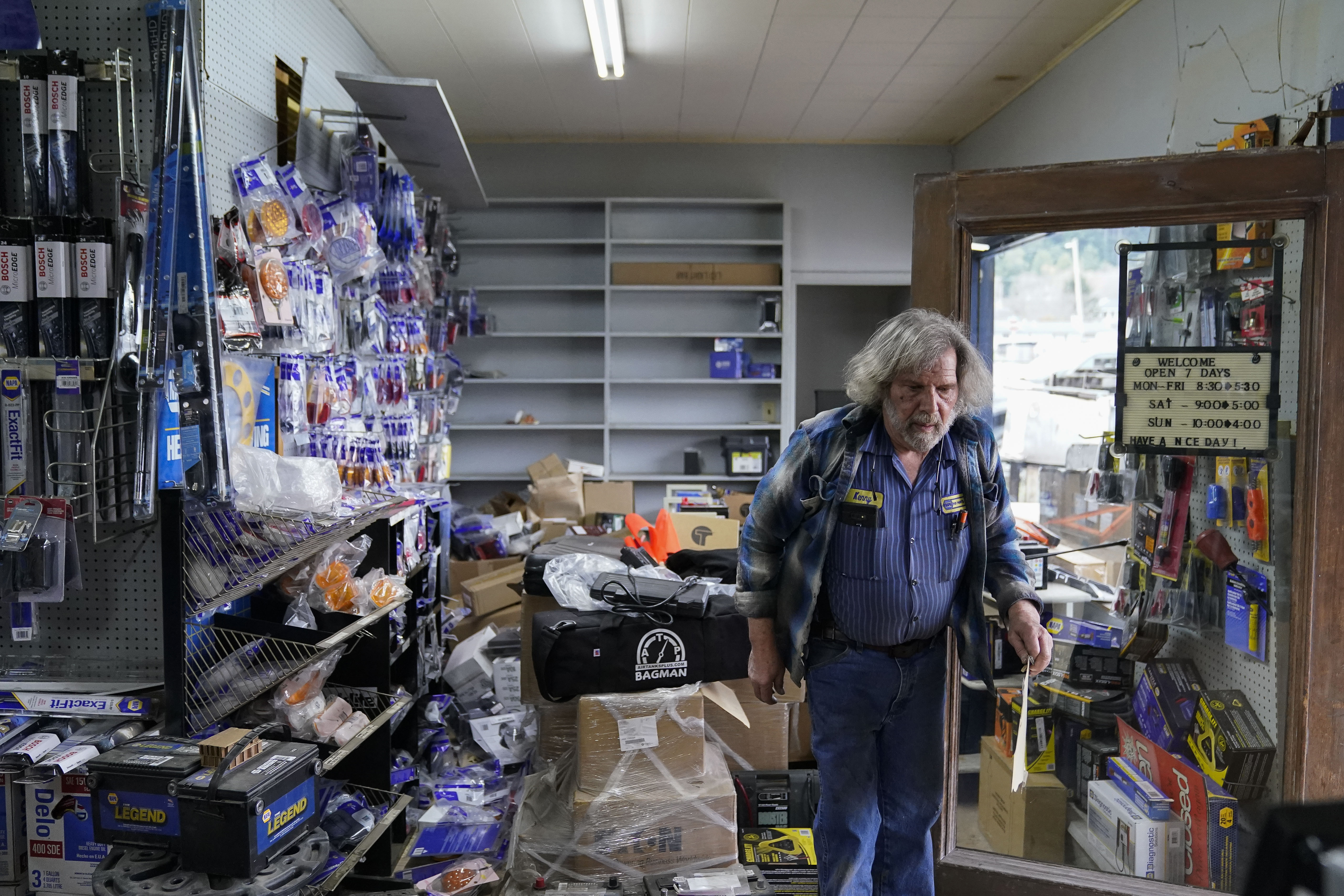 Kenny Ransbottom camina entre los escombros dentro de su tienda de autopartes después de un terremoto en Rio Dell, California, el martes 20 de diciembre de 2022. 