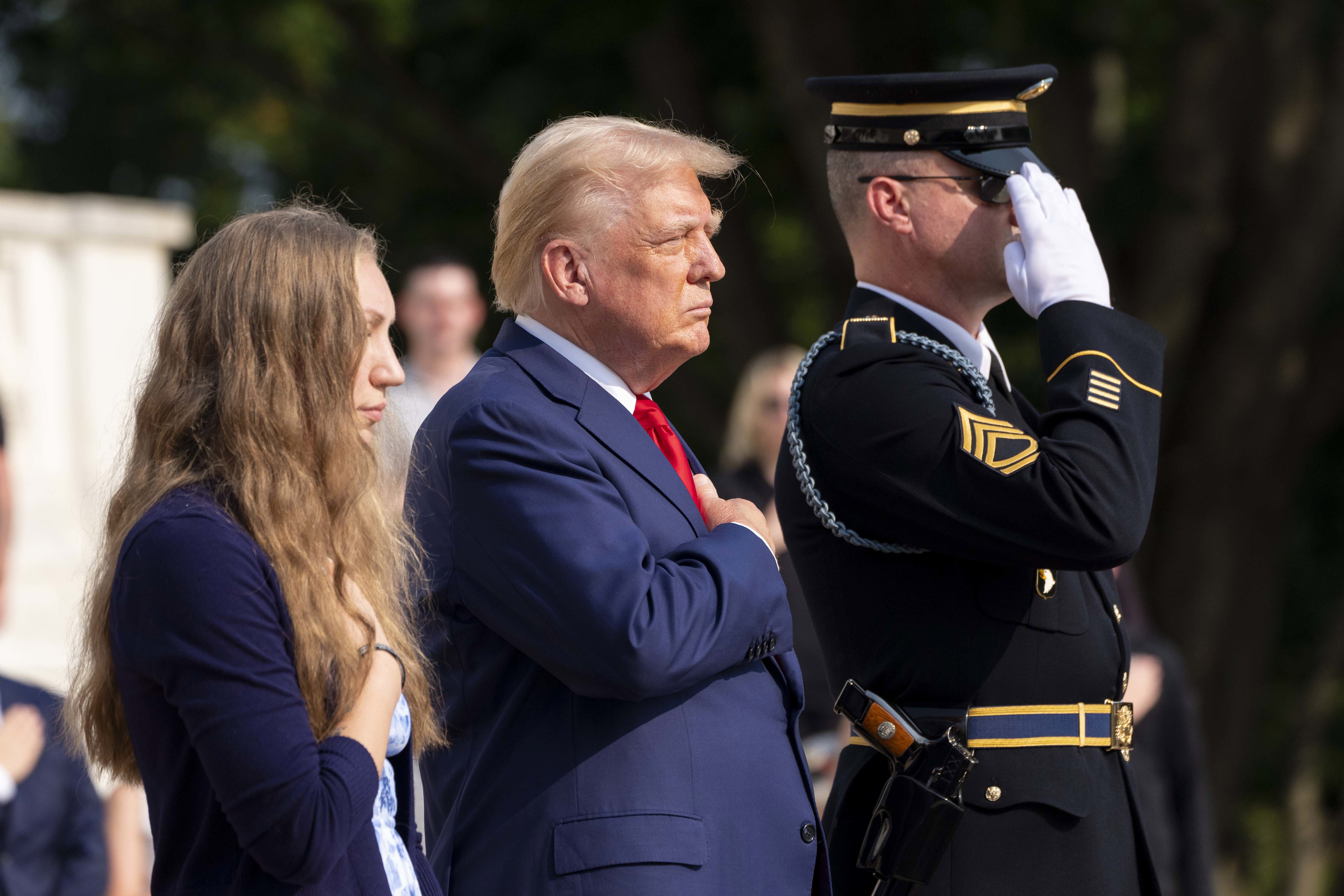 La controversia sobre el cementerio de Arlington se profundiza mientras Trump y Harris intercambian ataques