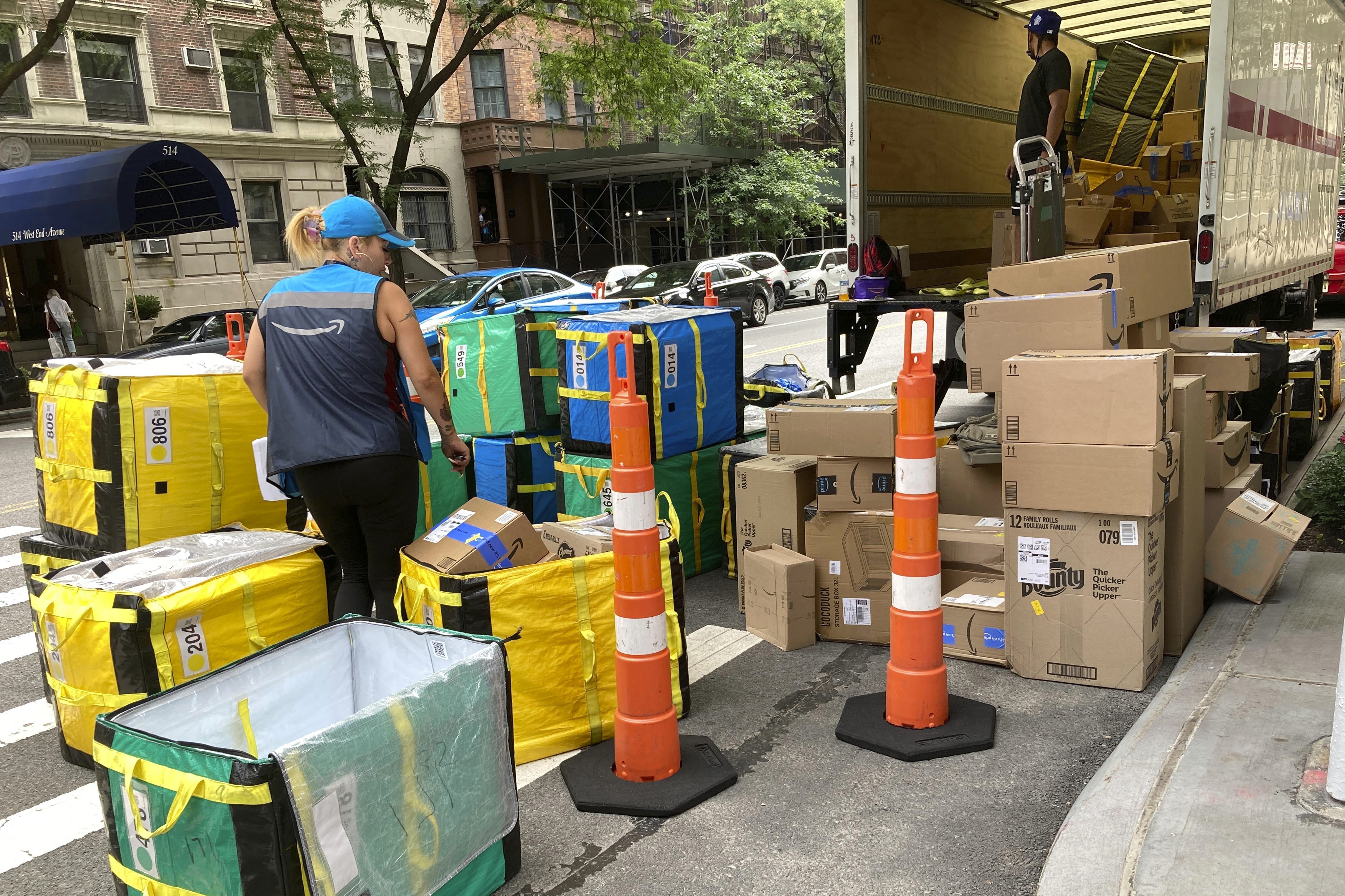 Un trabajador de Amazon clasifica entregas en una esquina del Upper West Side de Nueva York, el 14 de agosto de 2023. 