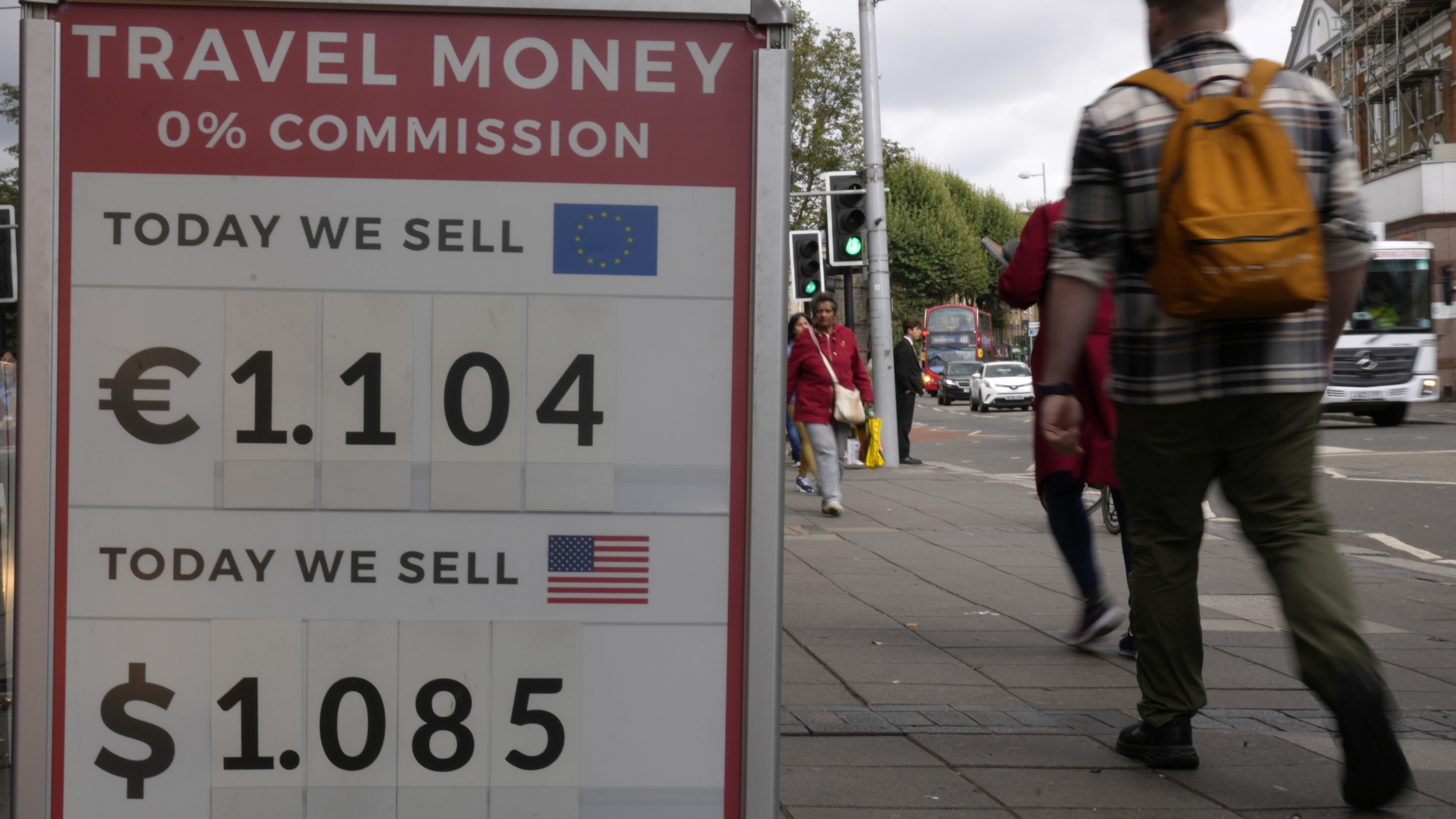Los peatones pasan frente a un letrero de cambio de moneda frente a una tienda en Londres, el 23 de septiembre de 2022. 