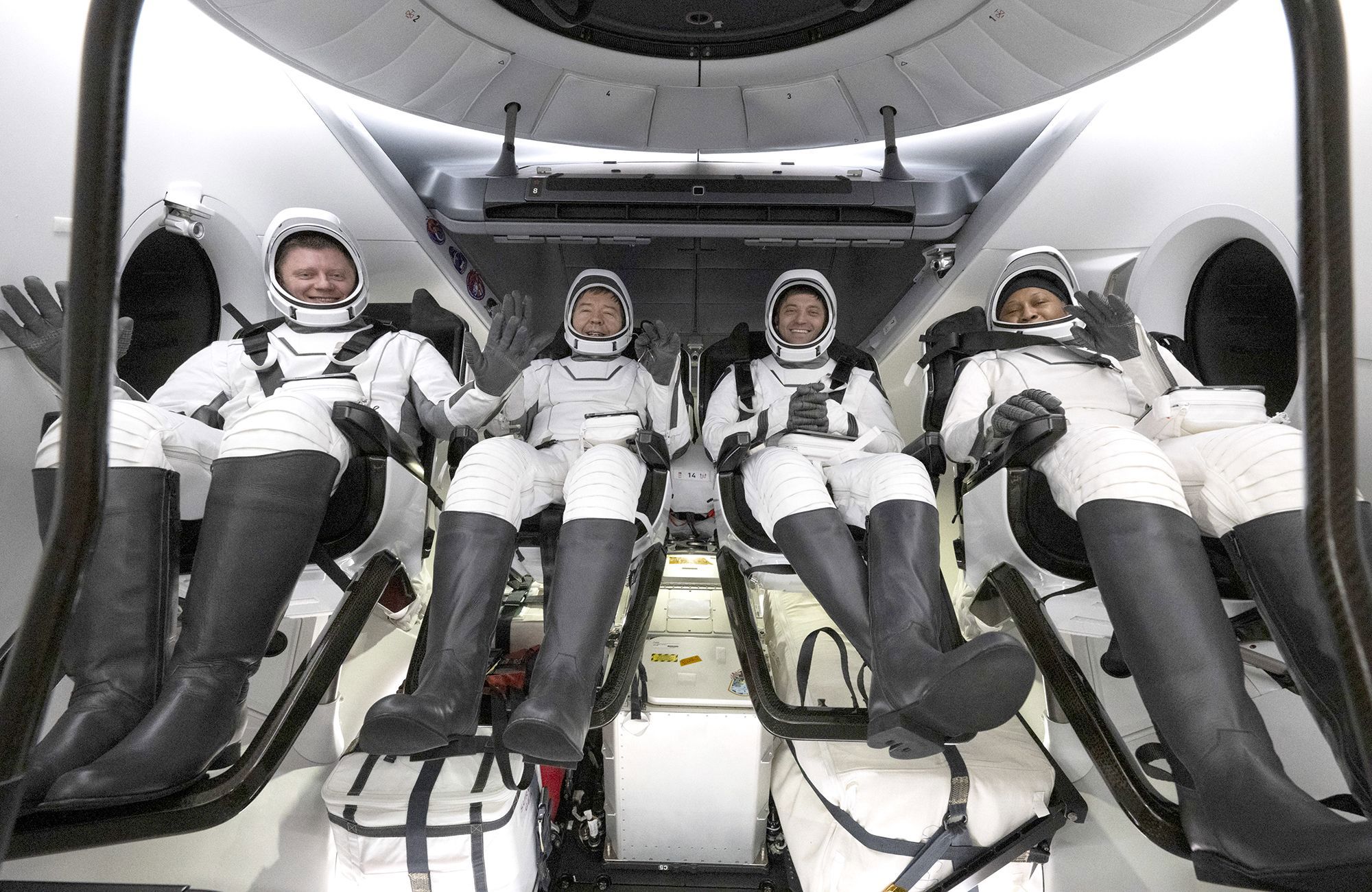 Tres astronautas de la NASA y un cosmonauta ruso fueron trasladados inesperadamente a un centro médico en Florida en lugar de regresar a su base en Houston después de su amerizaje la madrugada del viernes a bordo de una cápsula SpaceX Crew Dragon.