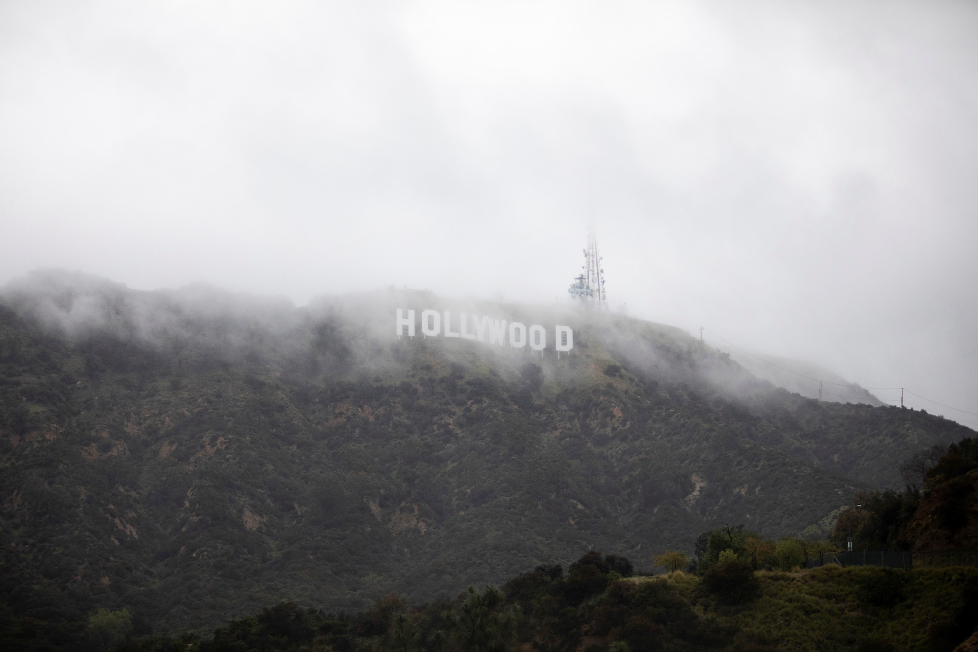 El letrero de Hollywood se ve a través de una mezcla de niebla y polvo de nieve durante una rara tormenta de invierno en el área de Los Ángeles, en Los Ángeles, California, EE. UU., 24 de febrero de 2023. 
