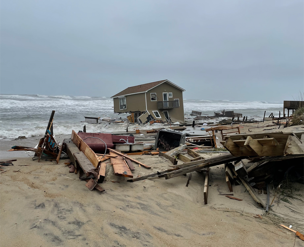 Otra casa que se derrumbó en Rodanthe el 10 de mayo de 2022.