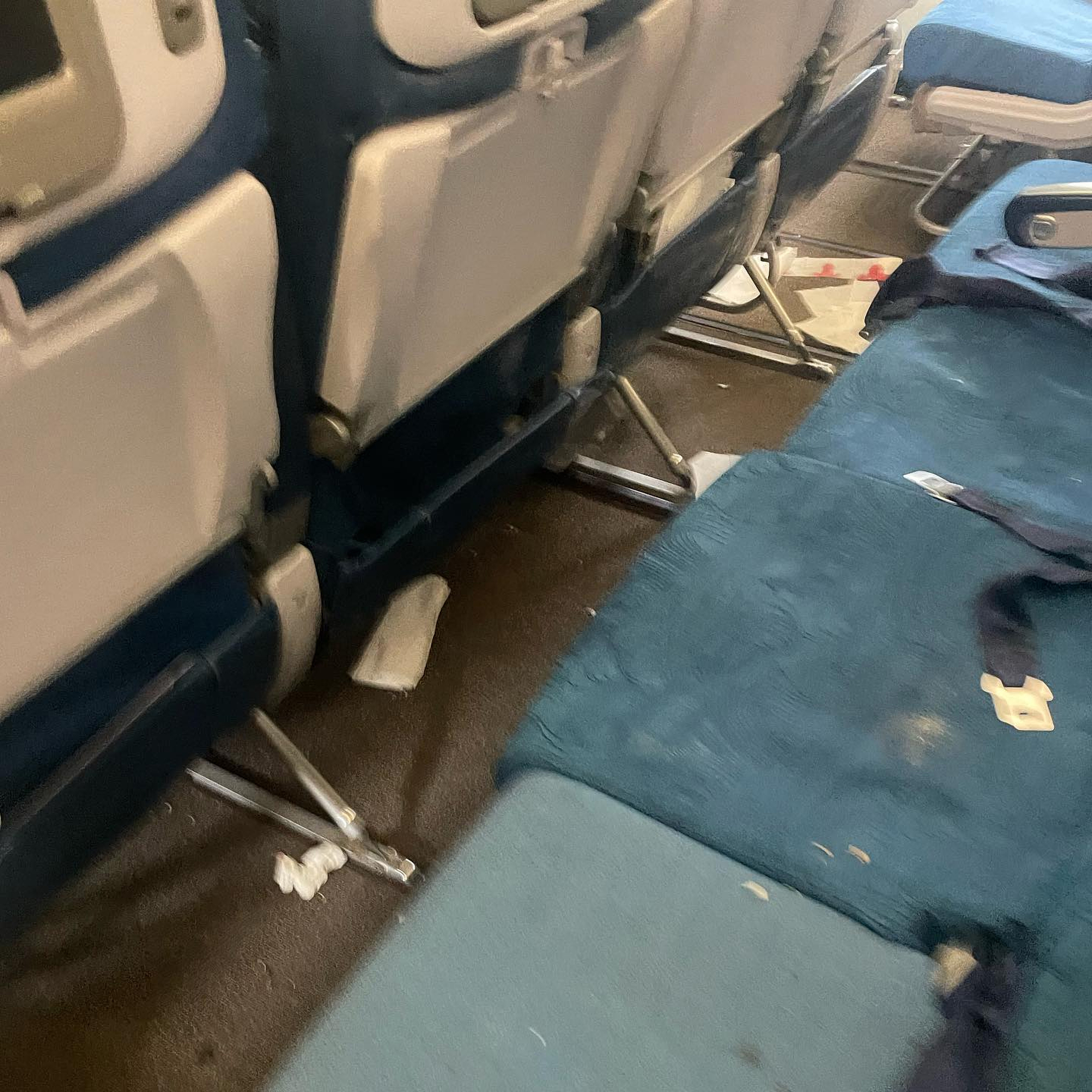 Tiffany caminaba de regreso a su asiento en el avión cuando una turbulencia la arrojó al techo.