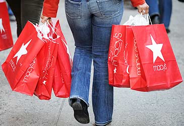 Mujer cargando bolsas de la compra de Macy's (AFP)