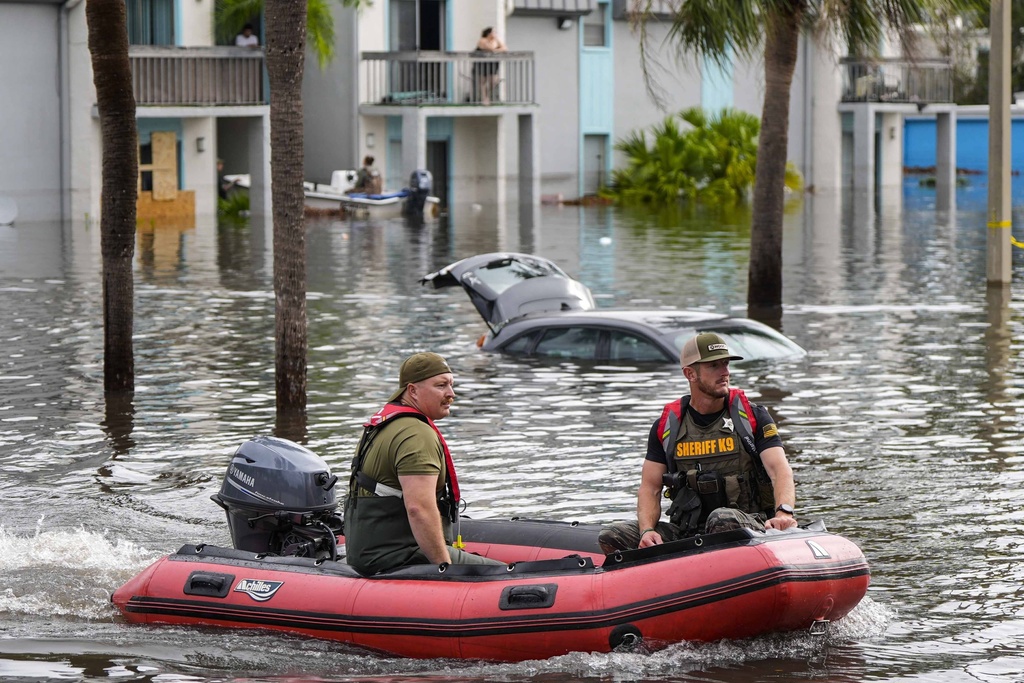 Un bote de rescate acuático se mueve en aguas inundadas en un complejo de apartamentos después del huracán Milton, el jueves 10 de octubre de 2024, en Clearwater, Florida (Foto AP/Mike Stewart)