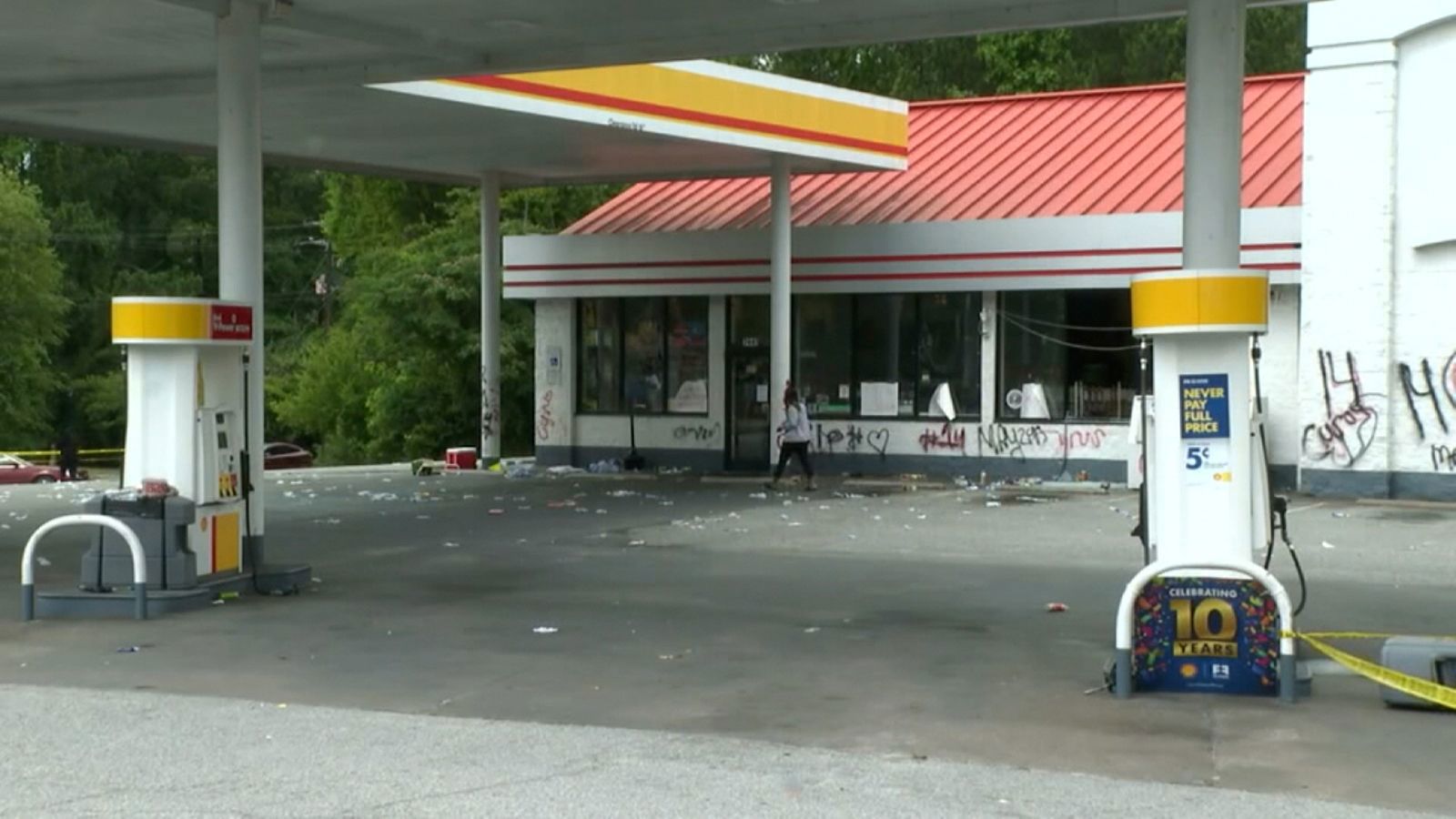 El dueño de una tienda de conveniencia en Columbia, Carolina del Sur, enfrenta un cargo de asesinato después de dispararle fatalmente a un niño de 14 años, dice la policía.