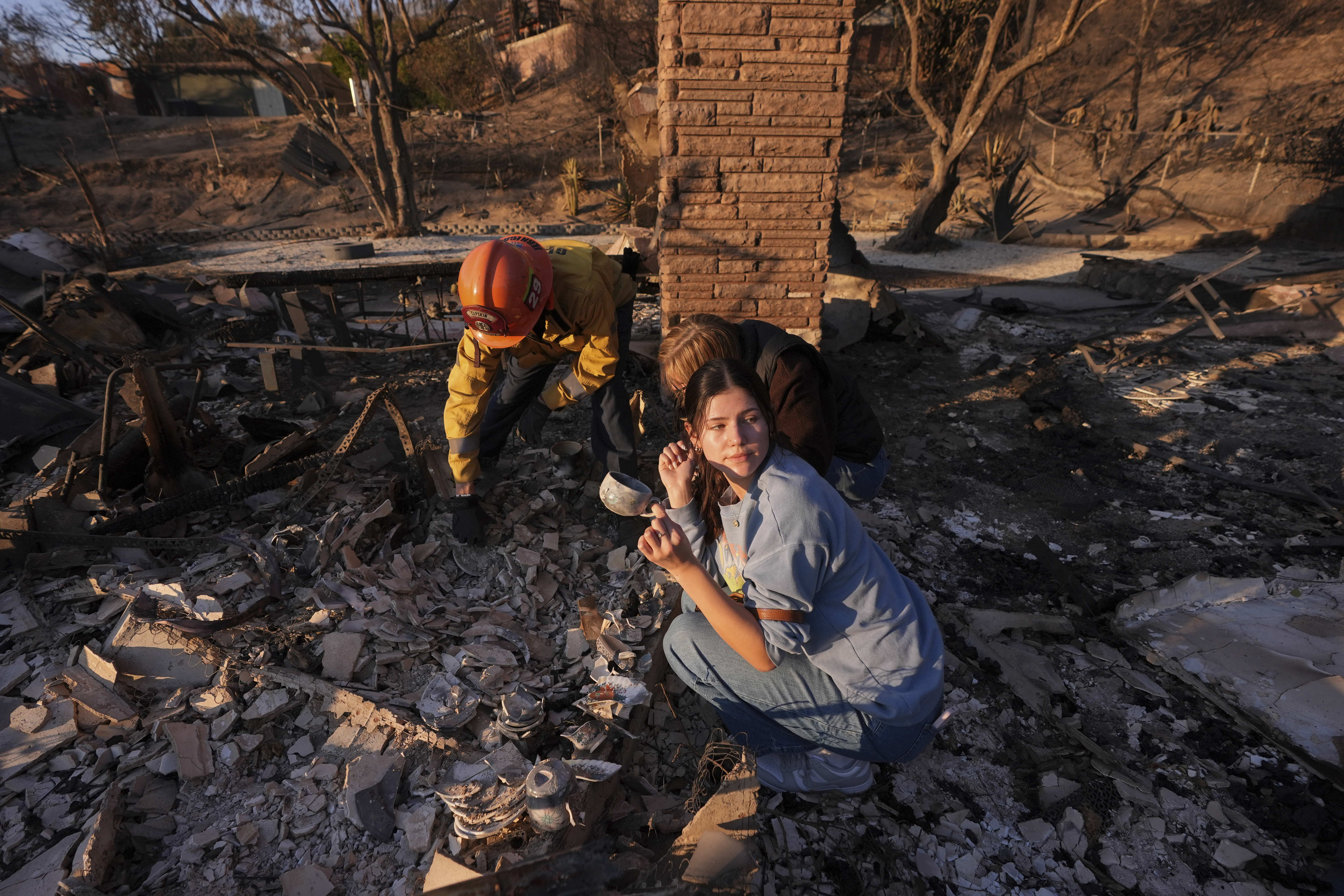 El número de muertos asciende a 16 mientras los bomberos ganan terreno en Los Ángeles