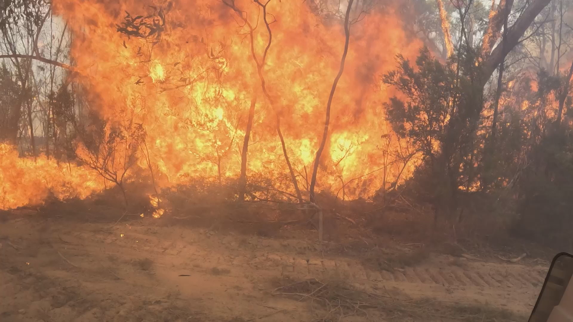 Out of control bushfire in Grampians 22/12