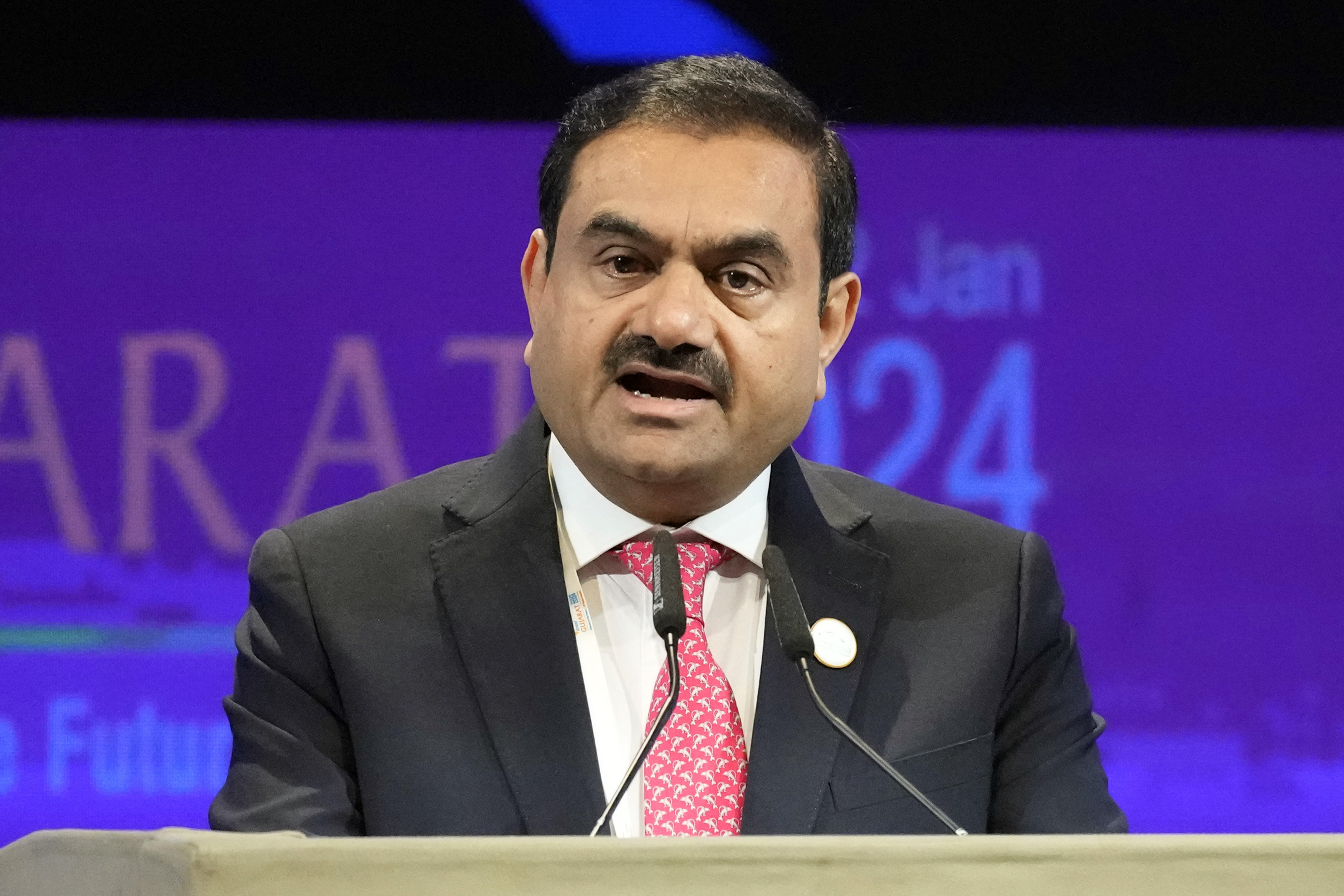 ARCHIVO - El presidente del Grupo Adani de la India, Gautam Adani, se dirige a la vibrante Cumbre Mundial de Gujarat en Gandhinagar, India, el 10 de enero de 2024. (Foto AP/Ajit Solanki, archivo)