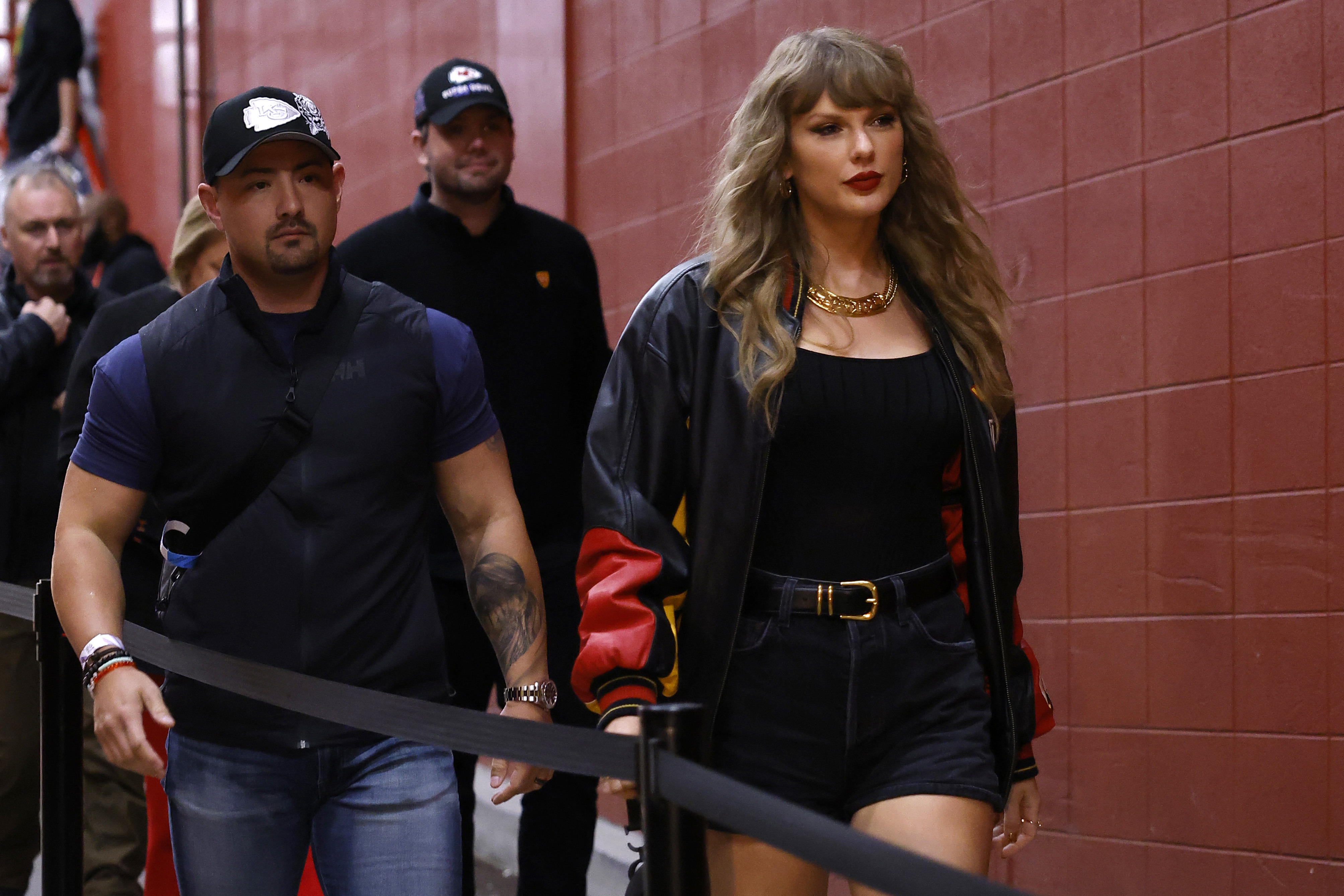 Taylor Swift arrives before the game between the Kansas City Chiefs and the Tampa Bay buccaneers at GEHA Field at Arrowhead Stadium on November 04, 2024 in Kansas City, Missouri. 