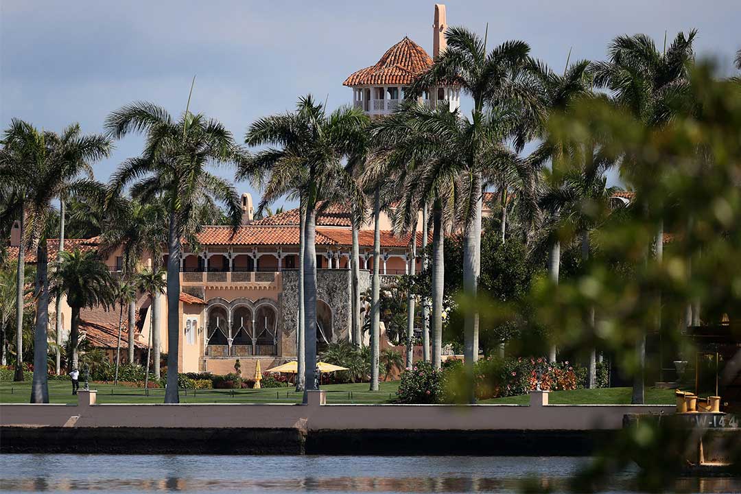 Donald Trump estaba guardando indebidamente documentos confidenciales en su residencia de Mar-a-Lago, dijo el FBI.