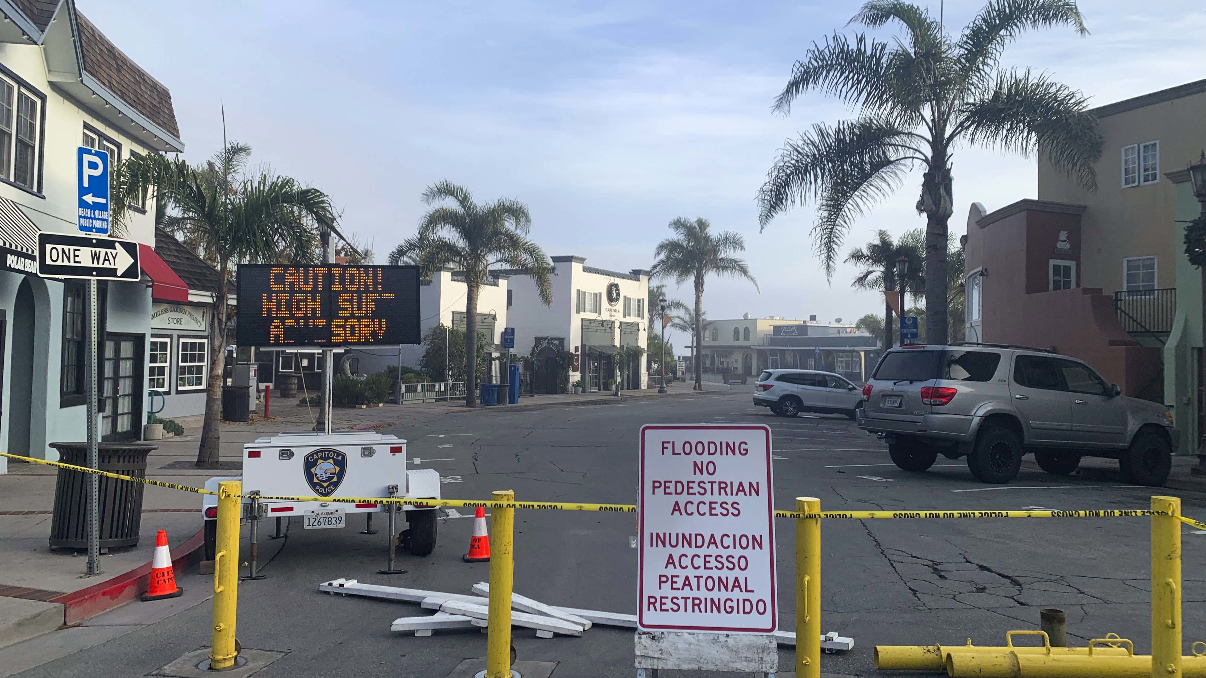 Una calle está cerrada debido a las fuertes condiciones del oleaje cerca de Capitola Beach, el lunes 23 de diciembre de 2024, en Capitola, California (Foto AP/Pamela Hassell)