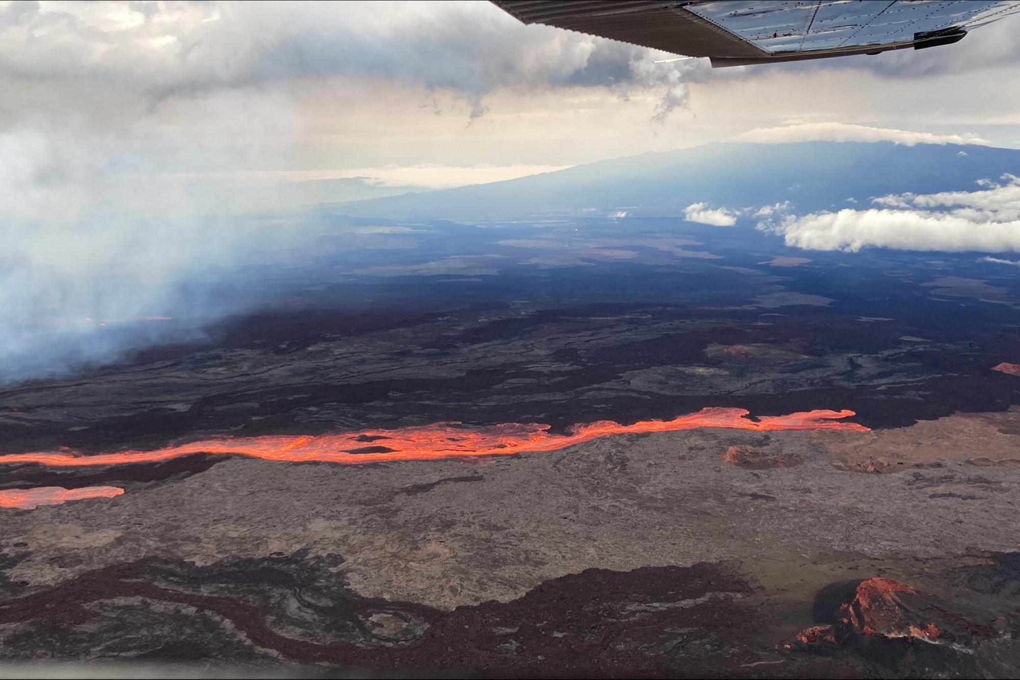 El volcán activo más grande del mundo entra en erupción por primera vez en casi 40 años