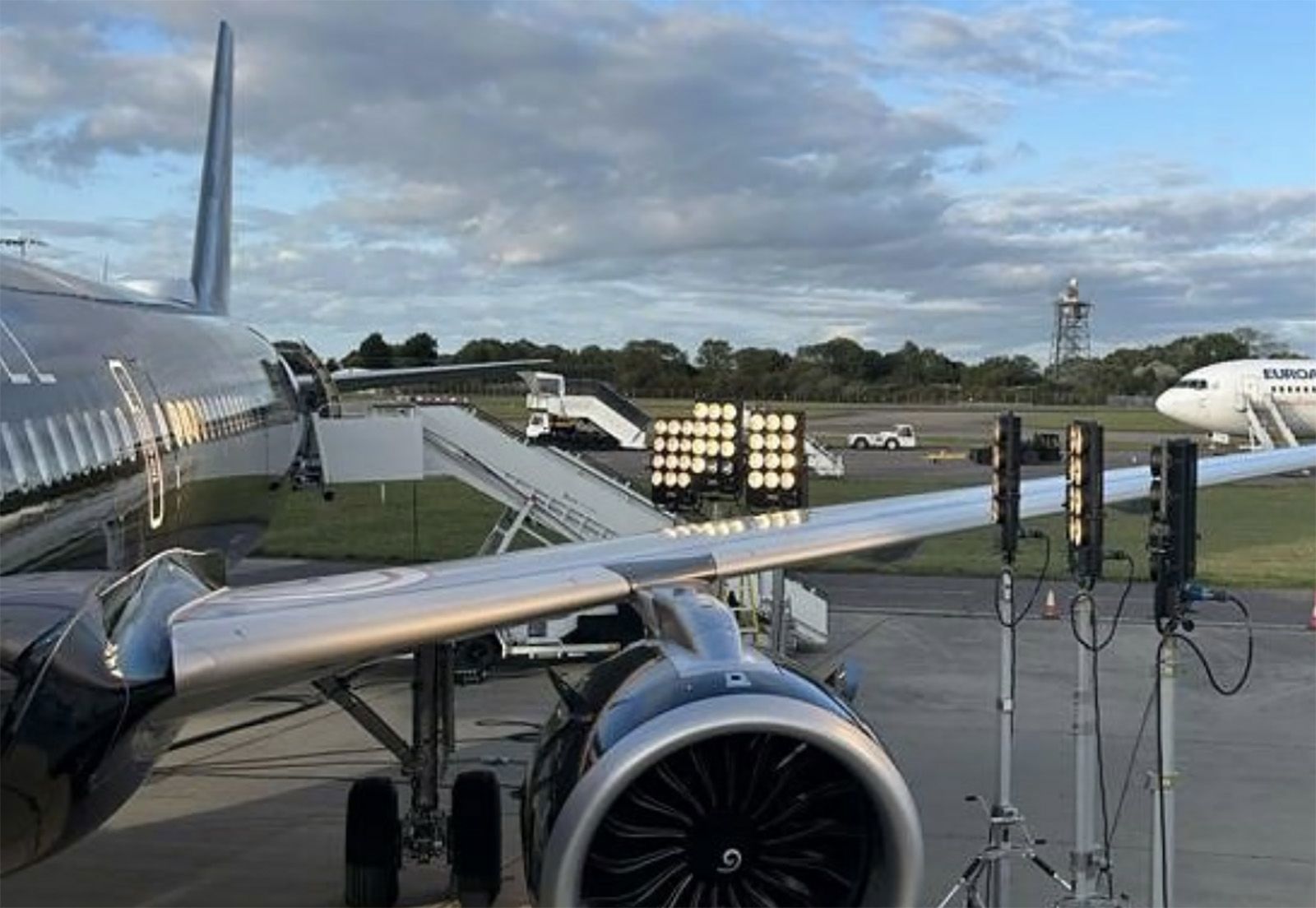 El avión despega sin cristales en las ventanas