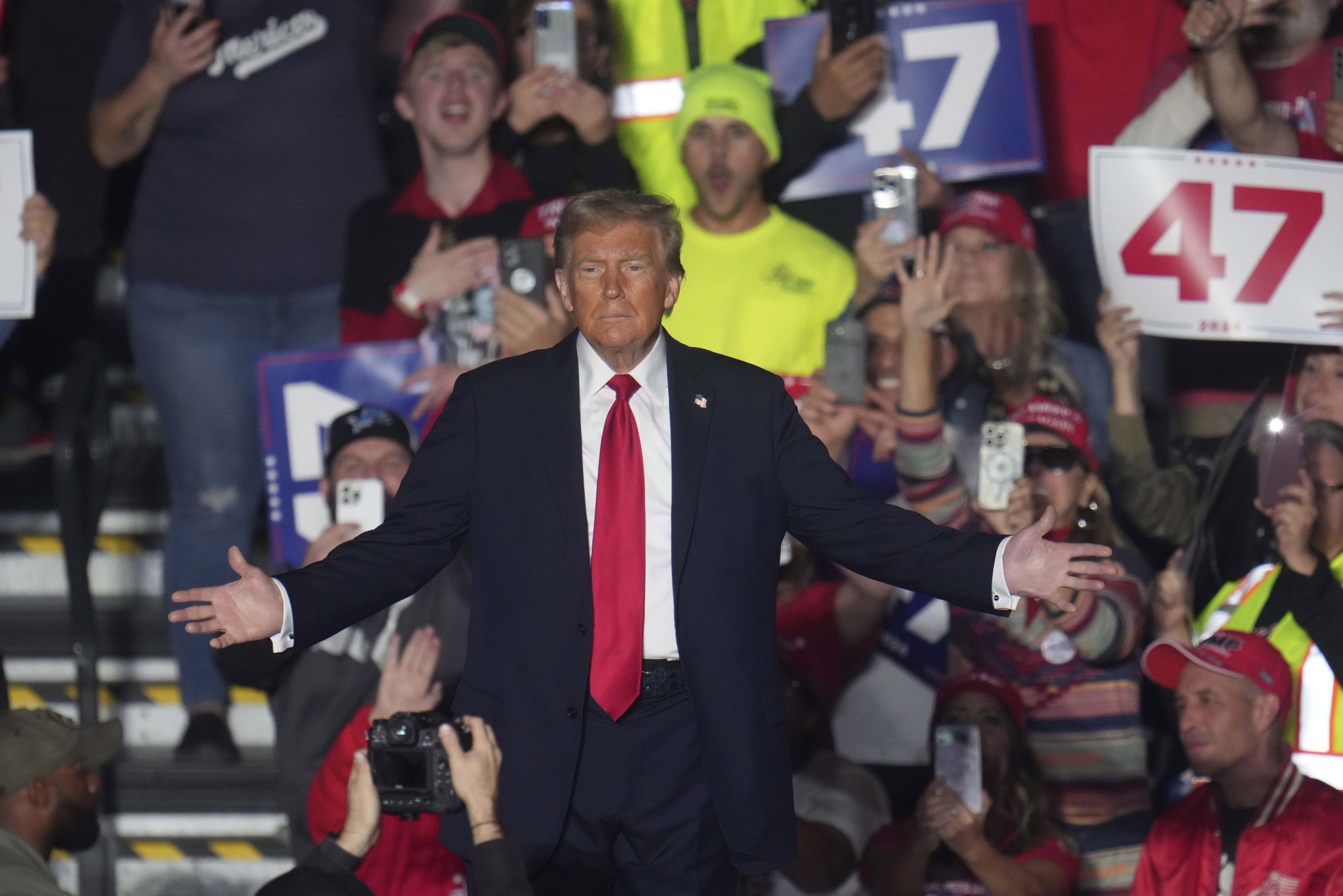 El expresidente Donald Trump, candidato presidencial republicano, llega a un mitin de campaña en Macomb Community College el viernes 1 de noviembre de 2024 en Warren, Michigan (Foto AP/Paul Sancya)