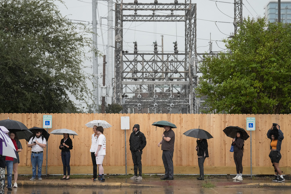 La lluvia cae a cántaros mientras los votantes esperan en fila para emitir su voto el día de las elecciones en el Centro Multiservicio West Gray en Houston. 