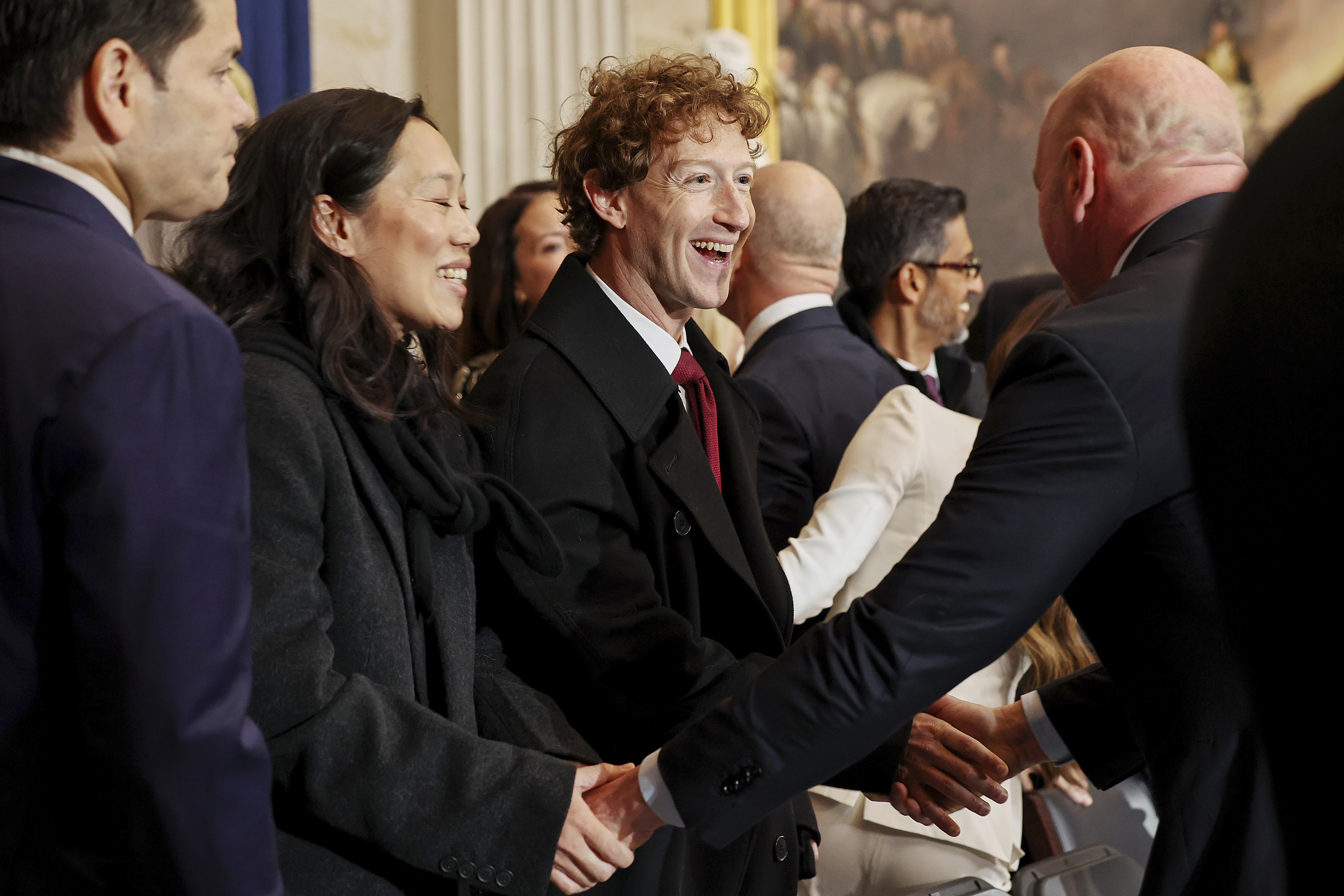 El director ejecutivo de Meta, Mark Zuckerberg, en el centro, y su esposa Priscilla Chan, a la izquierda, llegan antes de la 60ª toma de posesión presidencial en la Rotonda del Capitolio de Estados Unidos en Washington, el lunes 20 de enero de 2025. (Chip Somodevilla/Pool Photo vía AP)