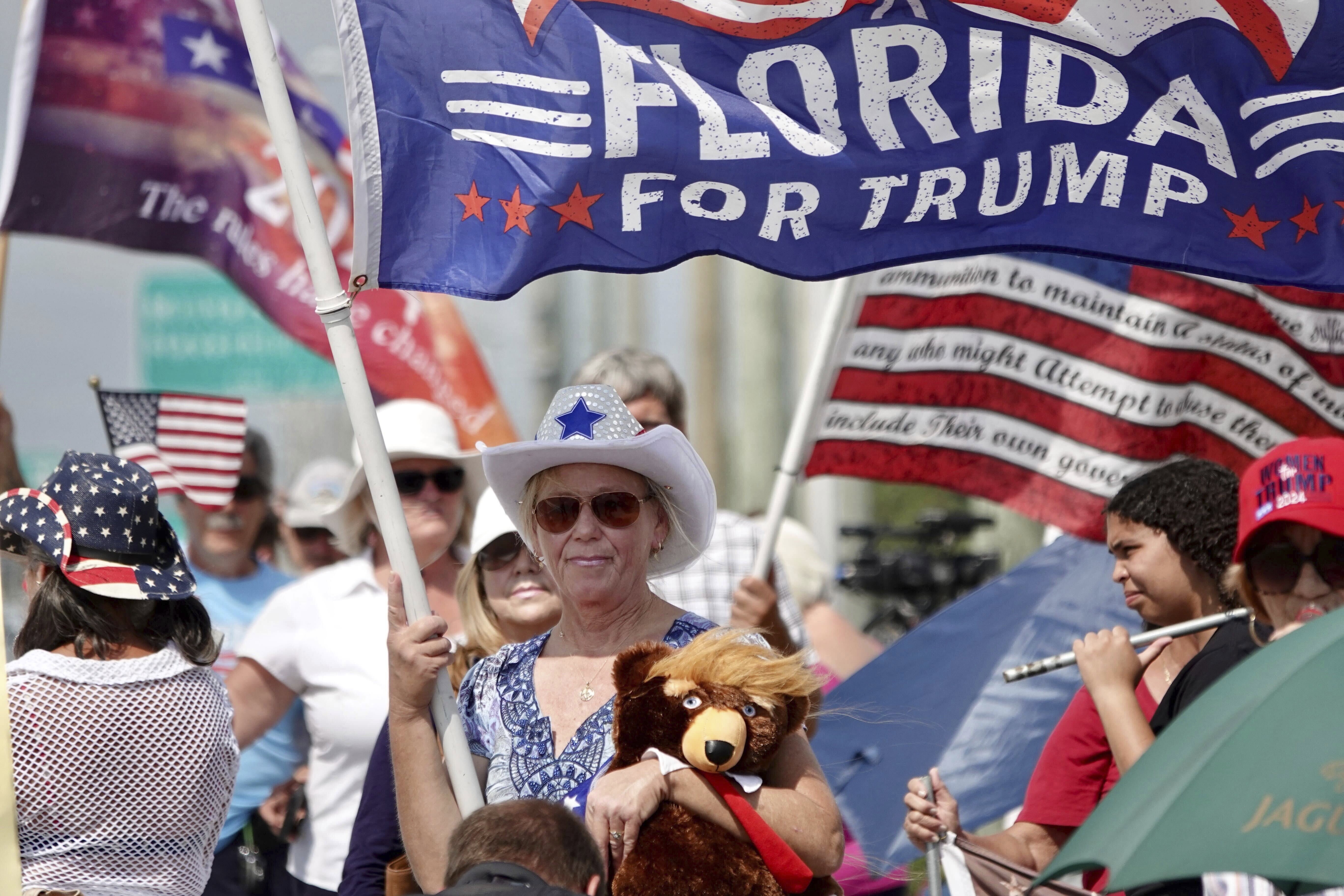 Trump sale de Florida para comparecer por cargos penales en Nueva York