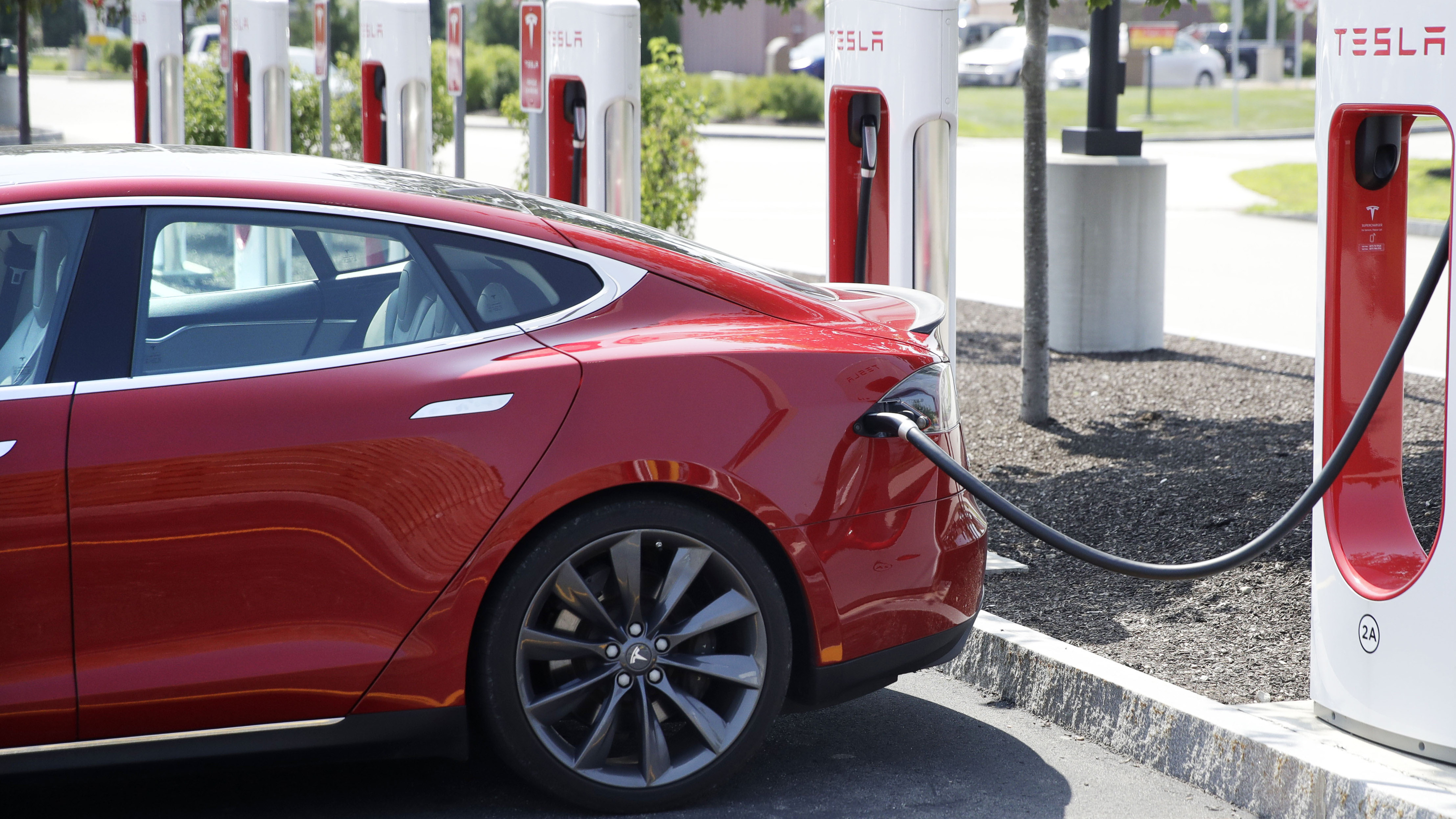 Un Tesla Model S está enchufado en una estación de supercarga de vehículos 