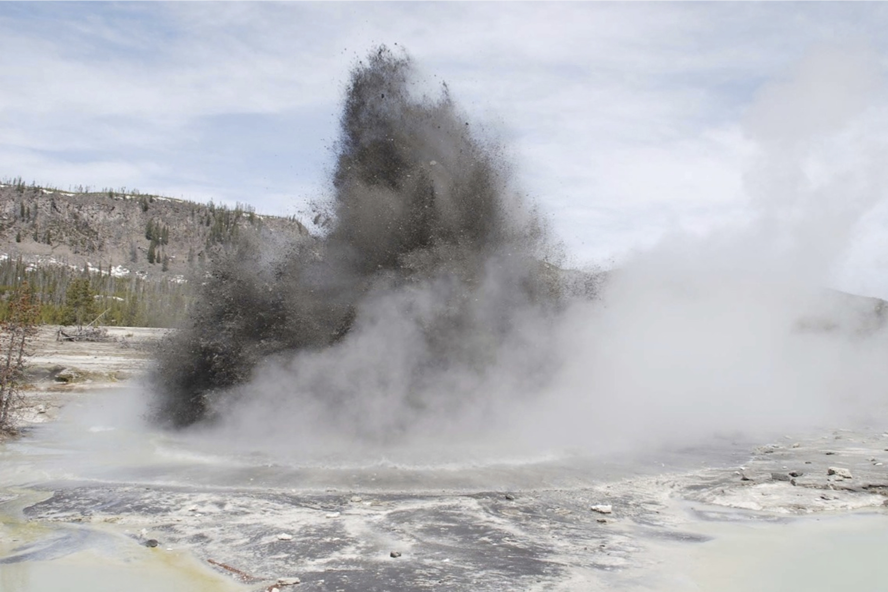 Explosión hidrotermal en el Parque Nacional de Yellowstone