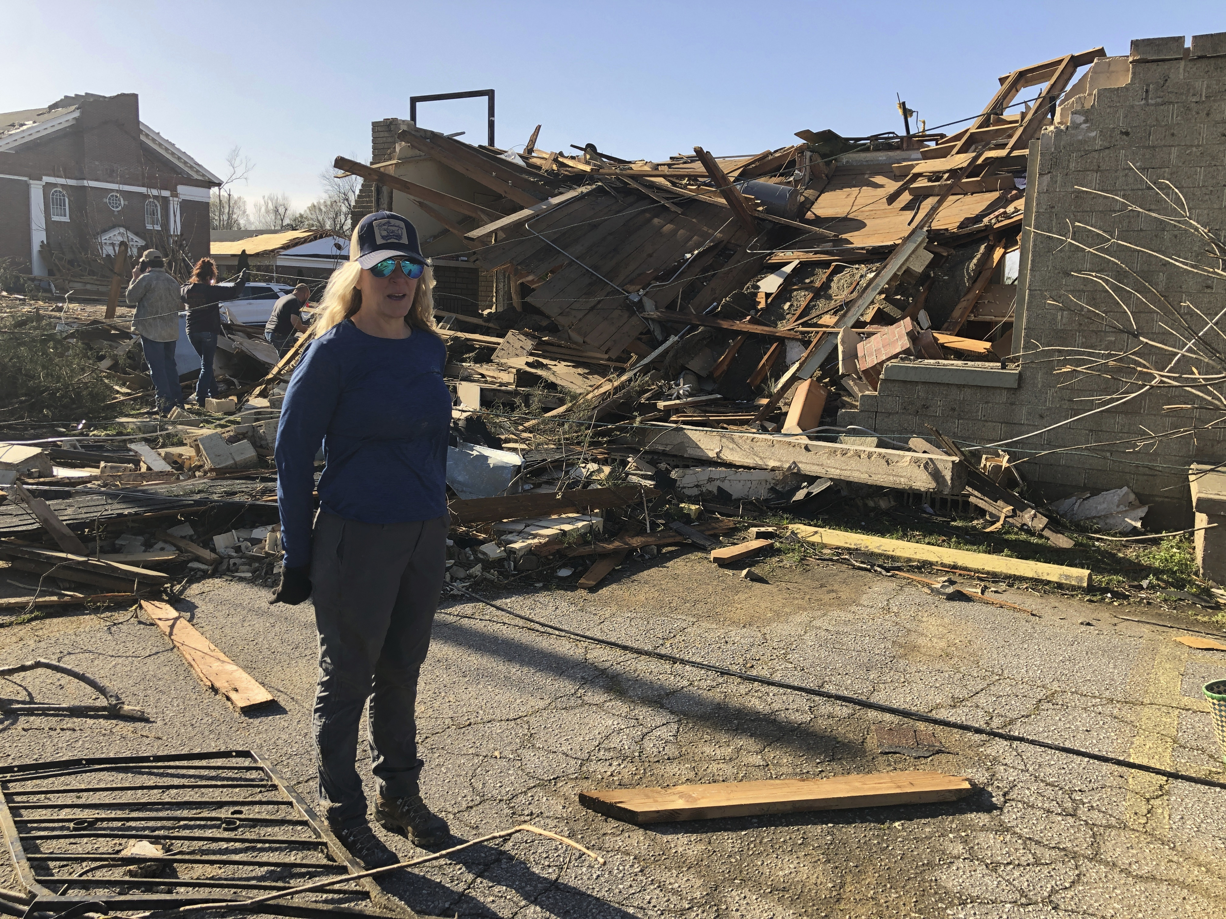 Heidi Jenkins, propietaria de Boulevard Salon, habla con un reportero frente a su negocio destruido en Wynne, Ark., el sábado 1 de abril de 2023. 